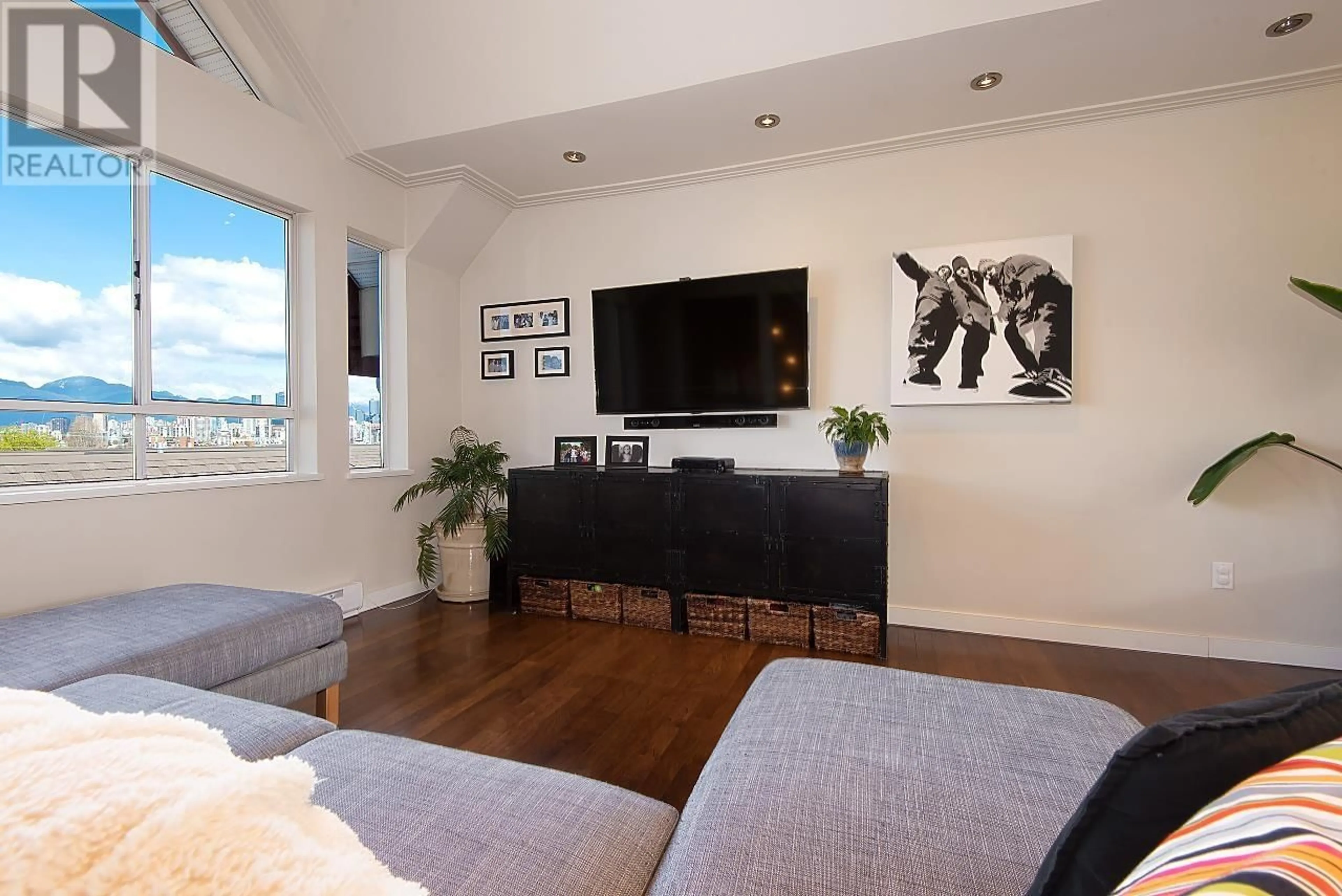Living room with furniture, wood/laminate floor for 412 - 1880 6TH AVENUE, Vancouver British Columbia V6J1R6