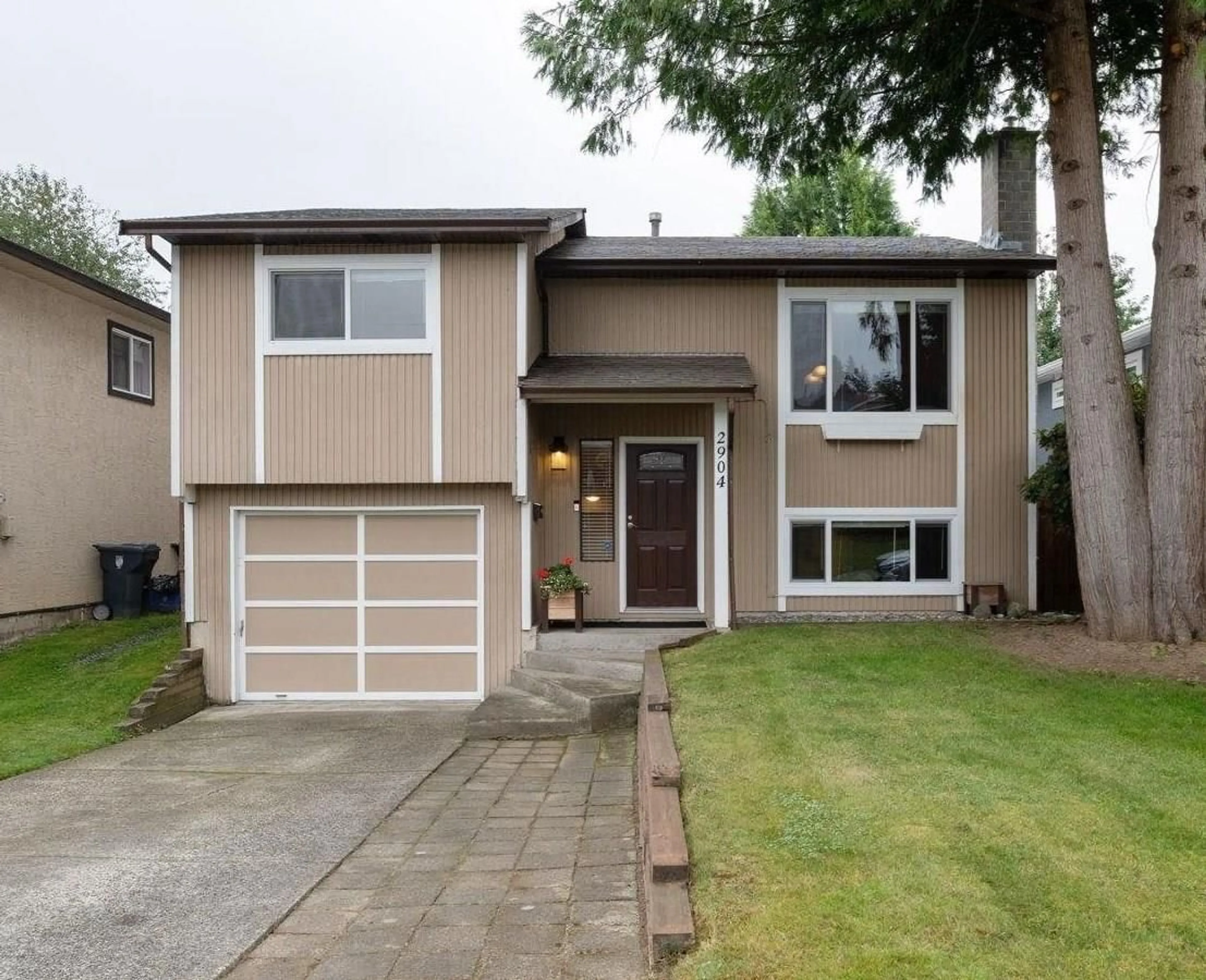 Home with vinyl exterior material, street for 2904 WIGGINS, Langley British Columbia V2Y1E9