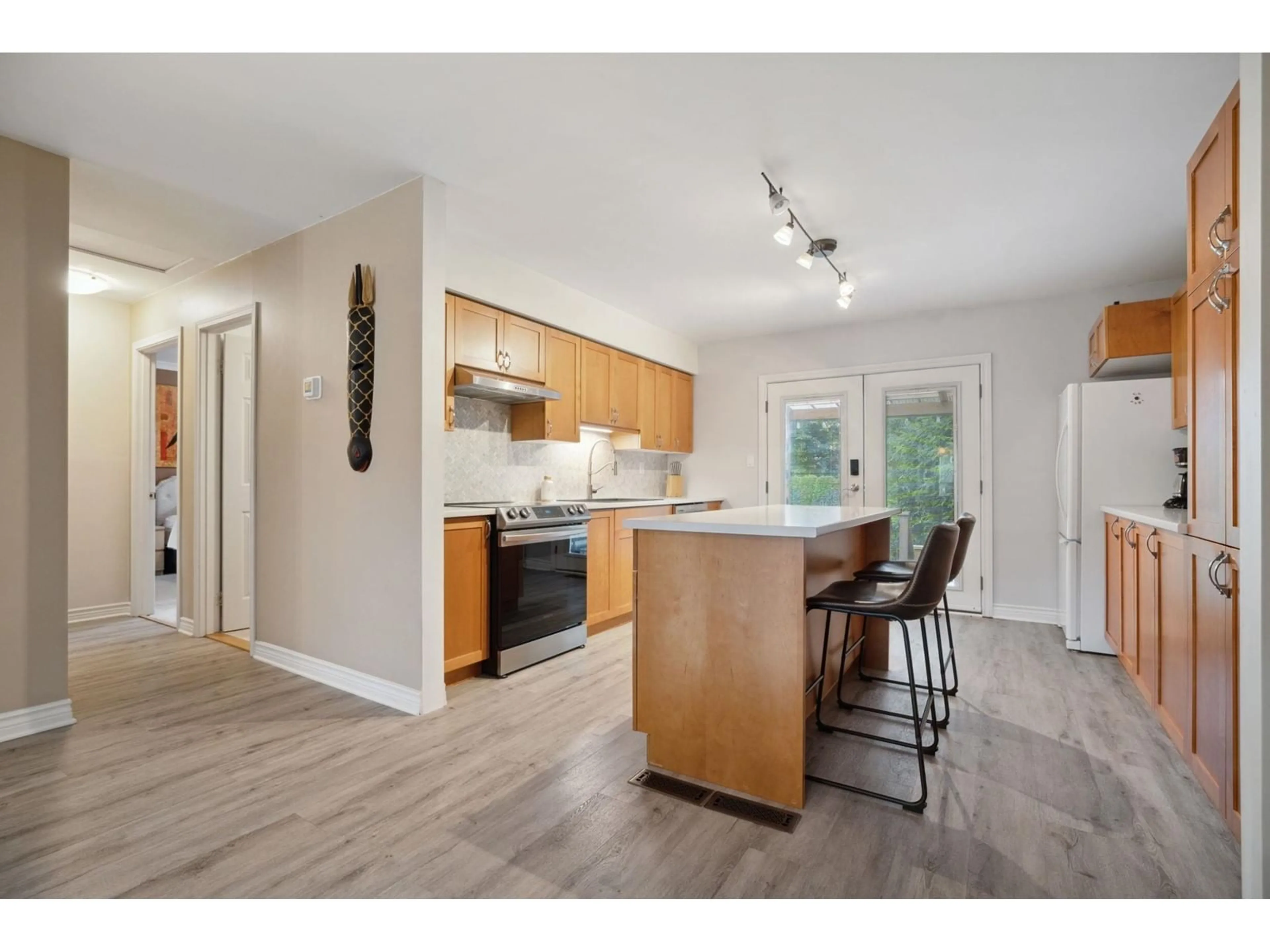 Open concept kitchen, wood/laminate floor for 2904 WIGGINS, Langley British Columbia V2Y1E9