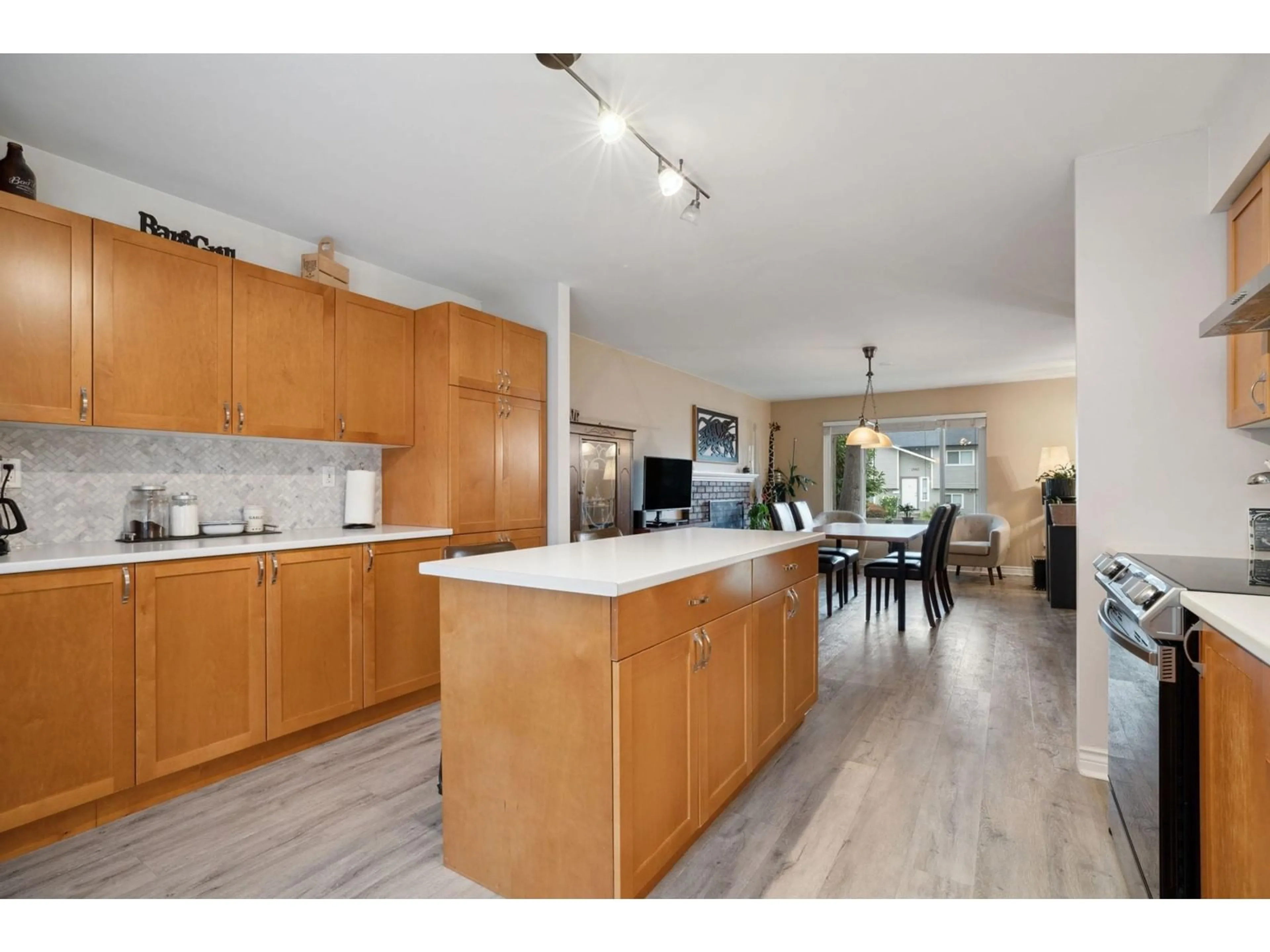 Open concept kitchen, unknown for 2904 WIGGINS, Langley British Columbia V2Y1E9