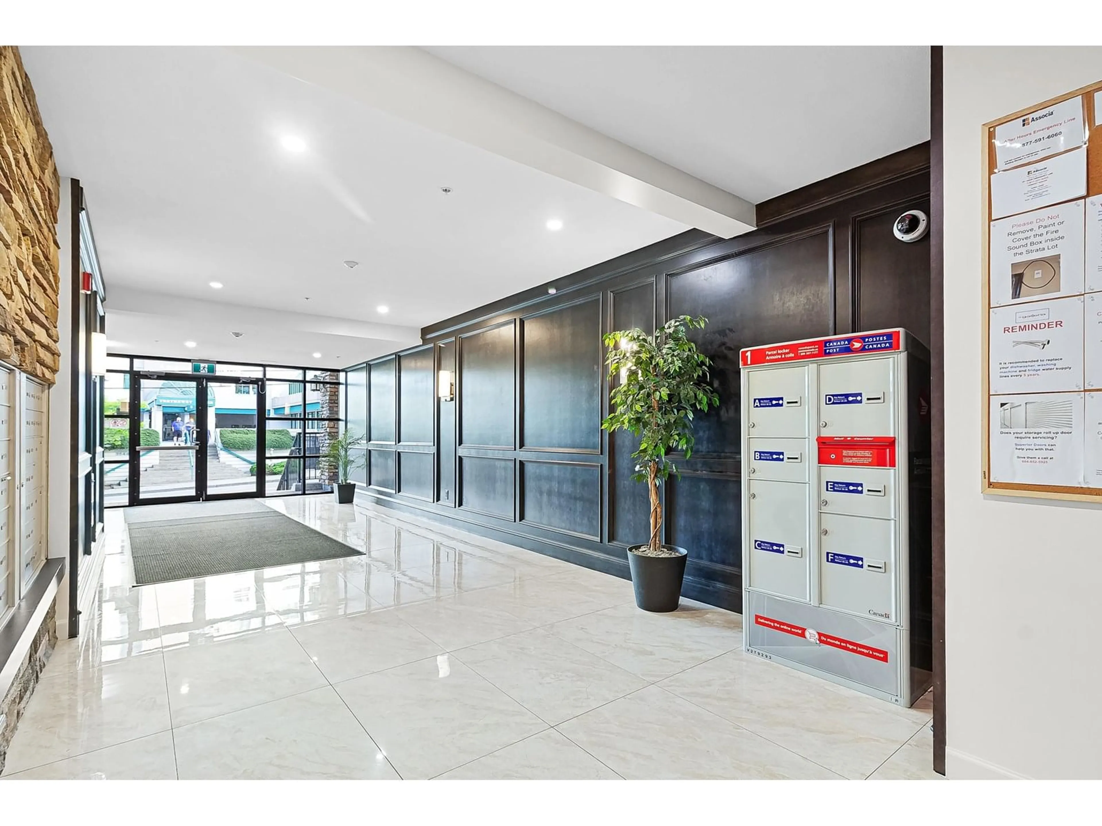 Indoor foyer for 520 - 2860 TRETHEWEY, Abbotsford British Columbia V2T0G5
