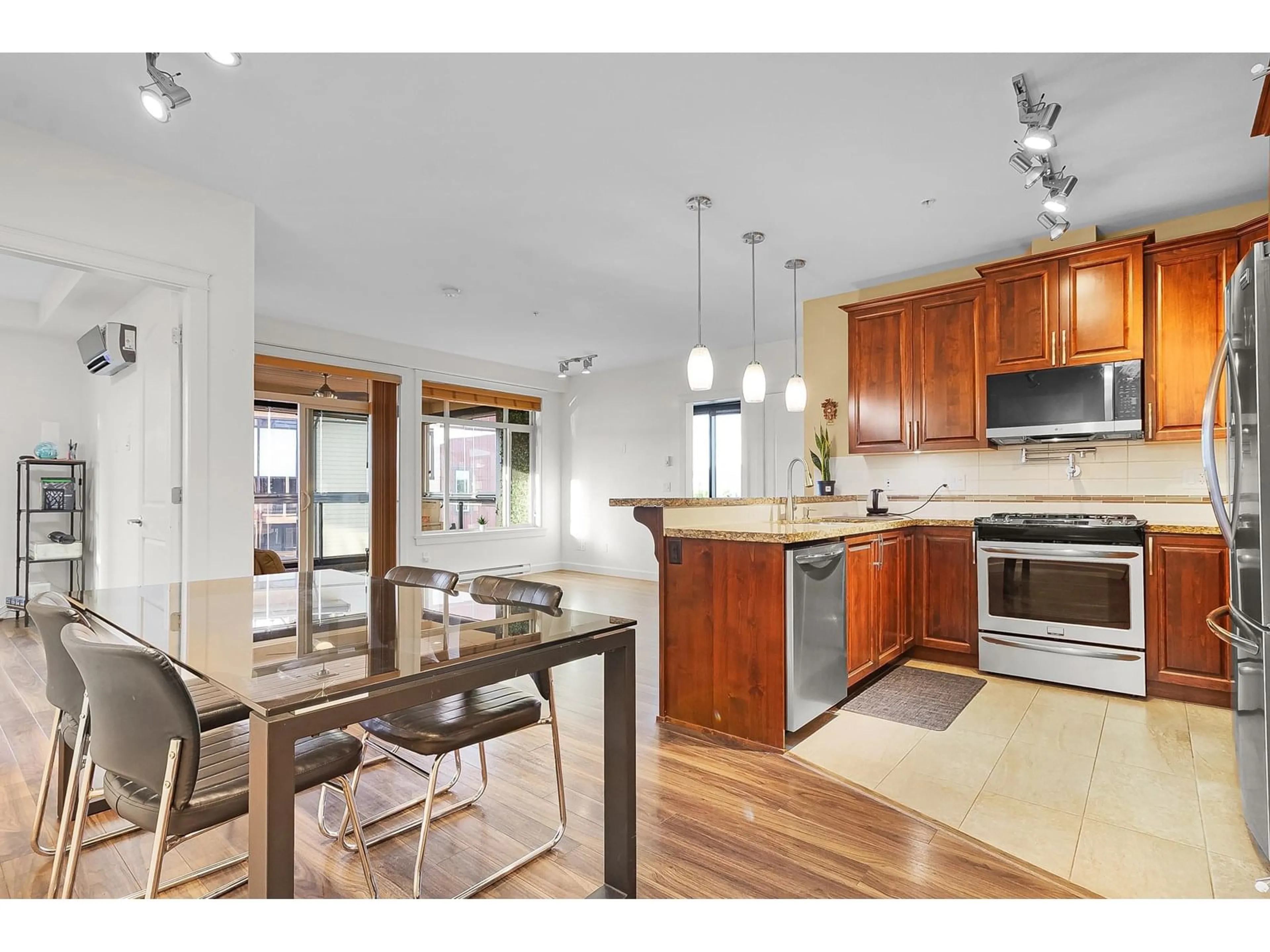Open concept kitchen, wood/laminate floor for 520 - 2860 TRETHEWEY, Abbotsford British Columbia V2T0G5