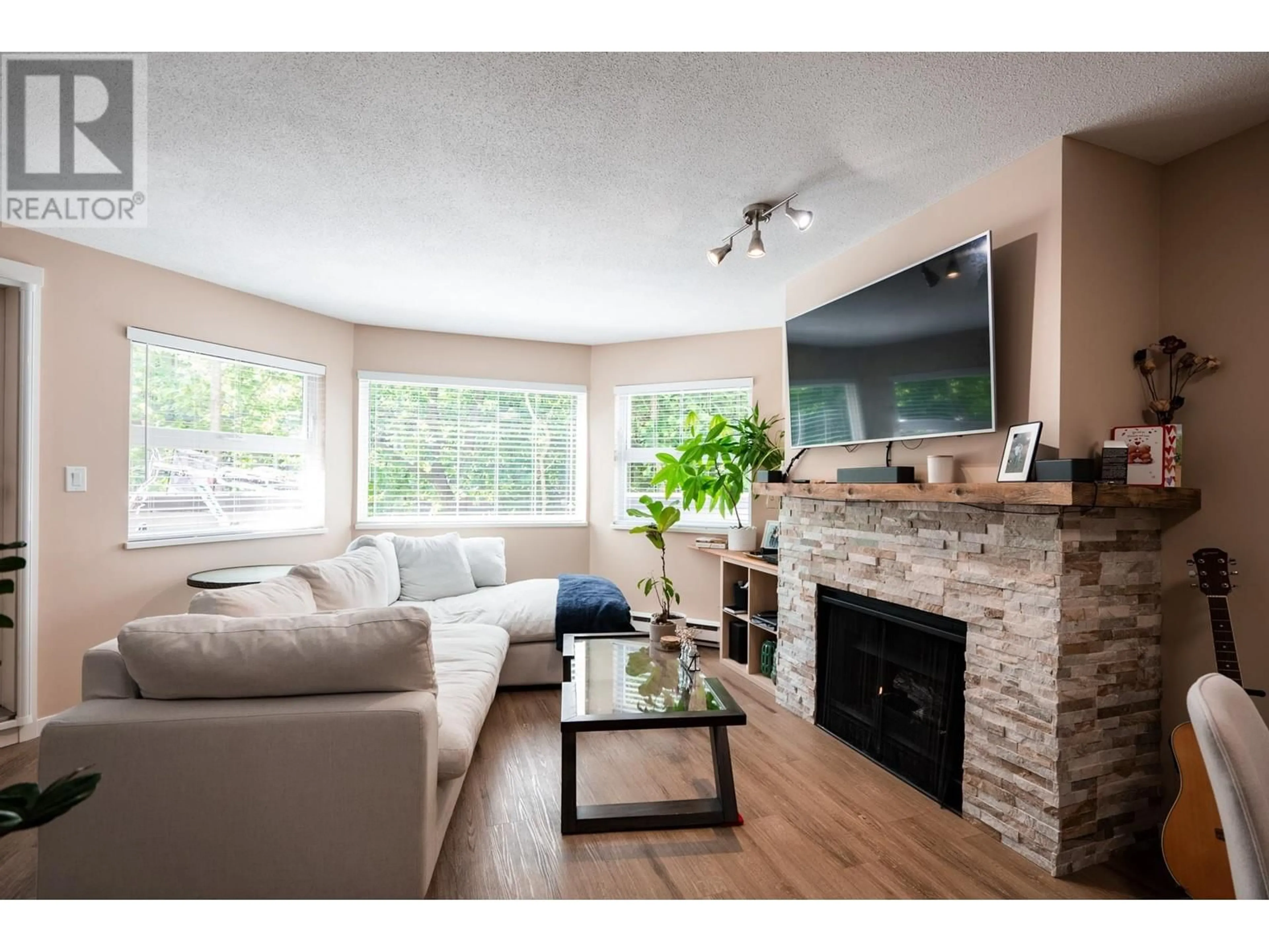 Living room with furniture, wood/laminate floor for 212 - 4885 53 STREET, Delta British Columbia V4K2Z3