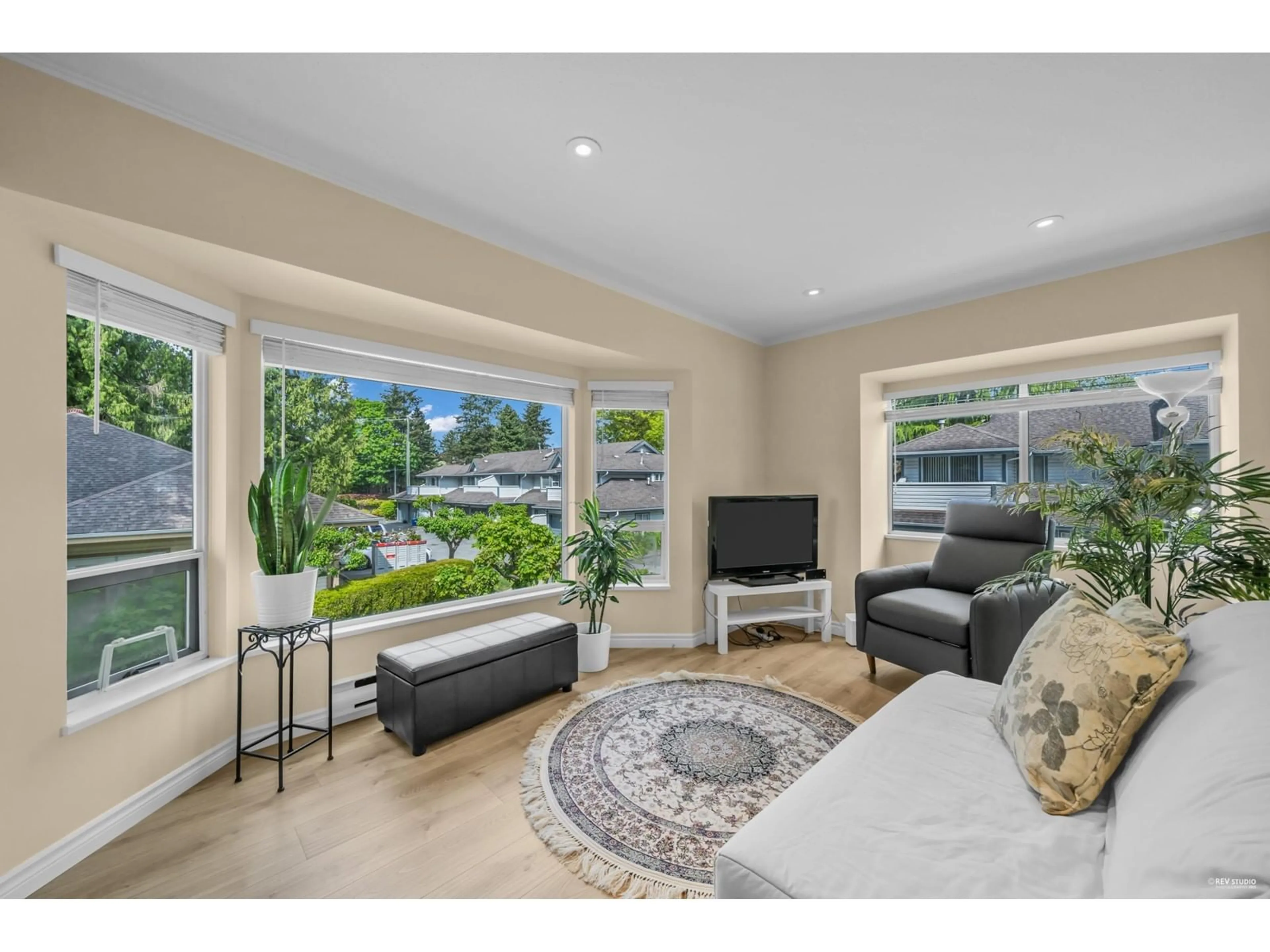 Living room with furniture, unknown for 12 - 9965 151, Surrey British Columbia V3R9N6