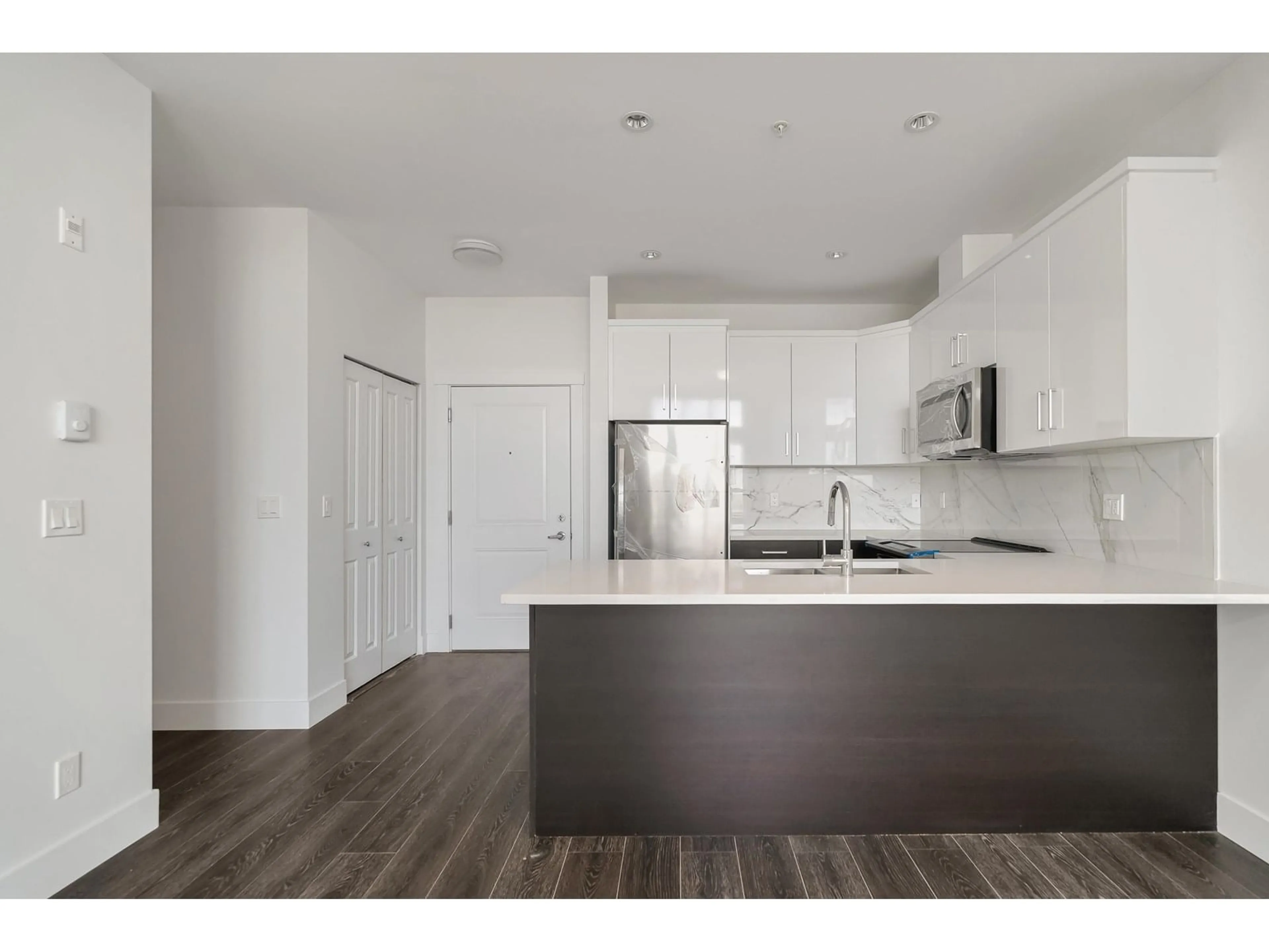 Open concept kitchen, unknown for 514 - 9983 BARNSTON EAST, Surrey British Columbia V4N6T3