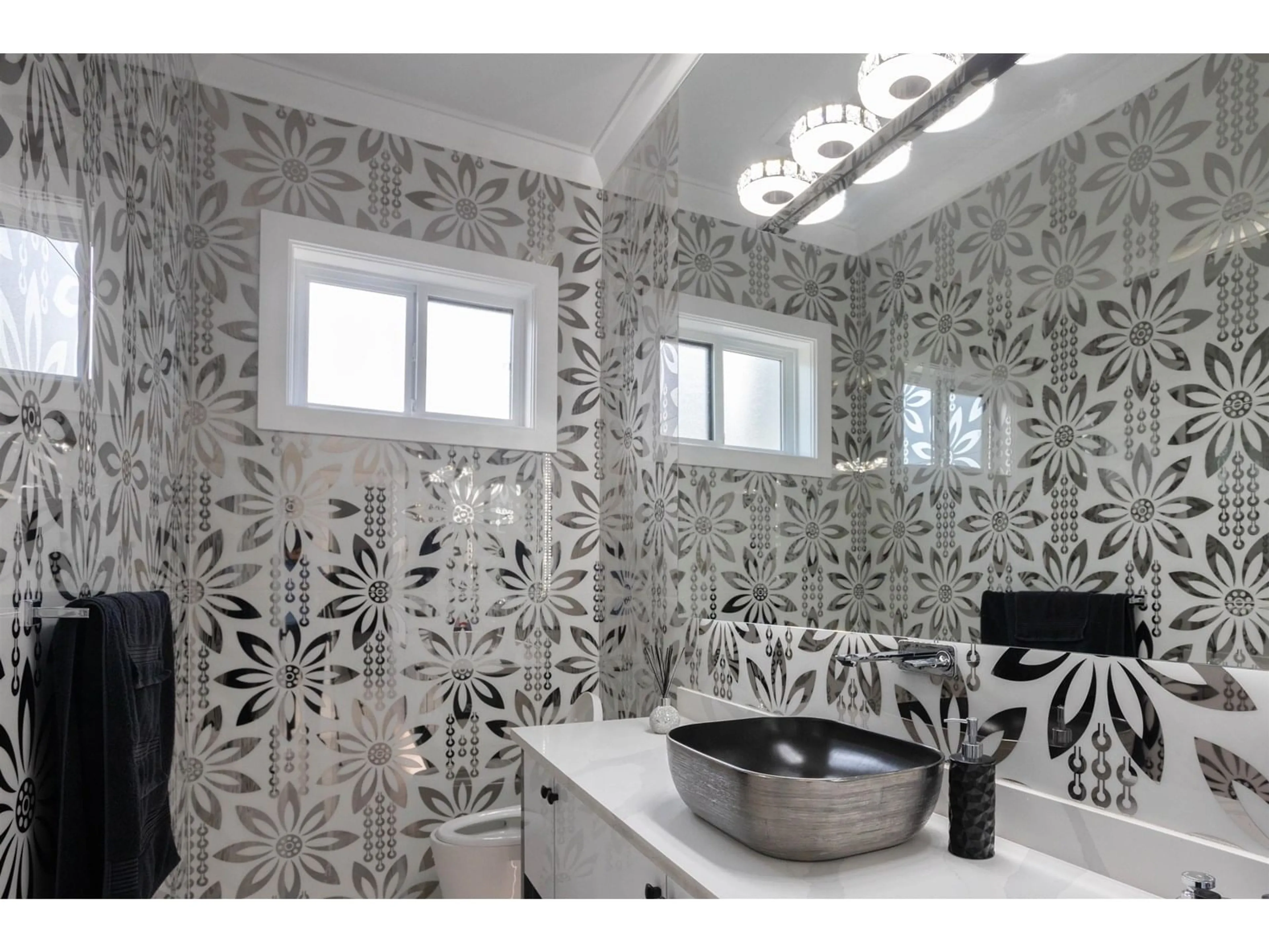Contemporary bathroom, ceramic/tile floor for 2305 BEAVER, Abbotsford British Columbia V2T3C9