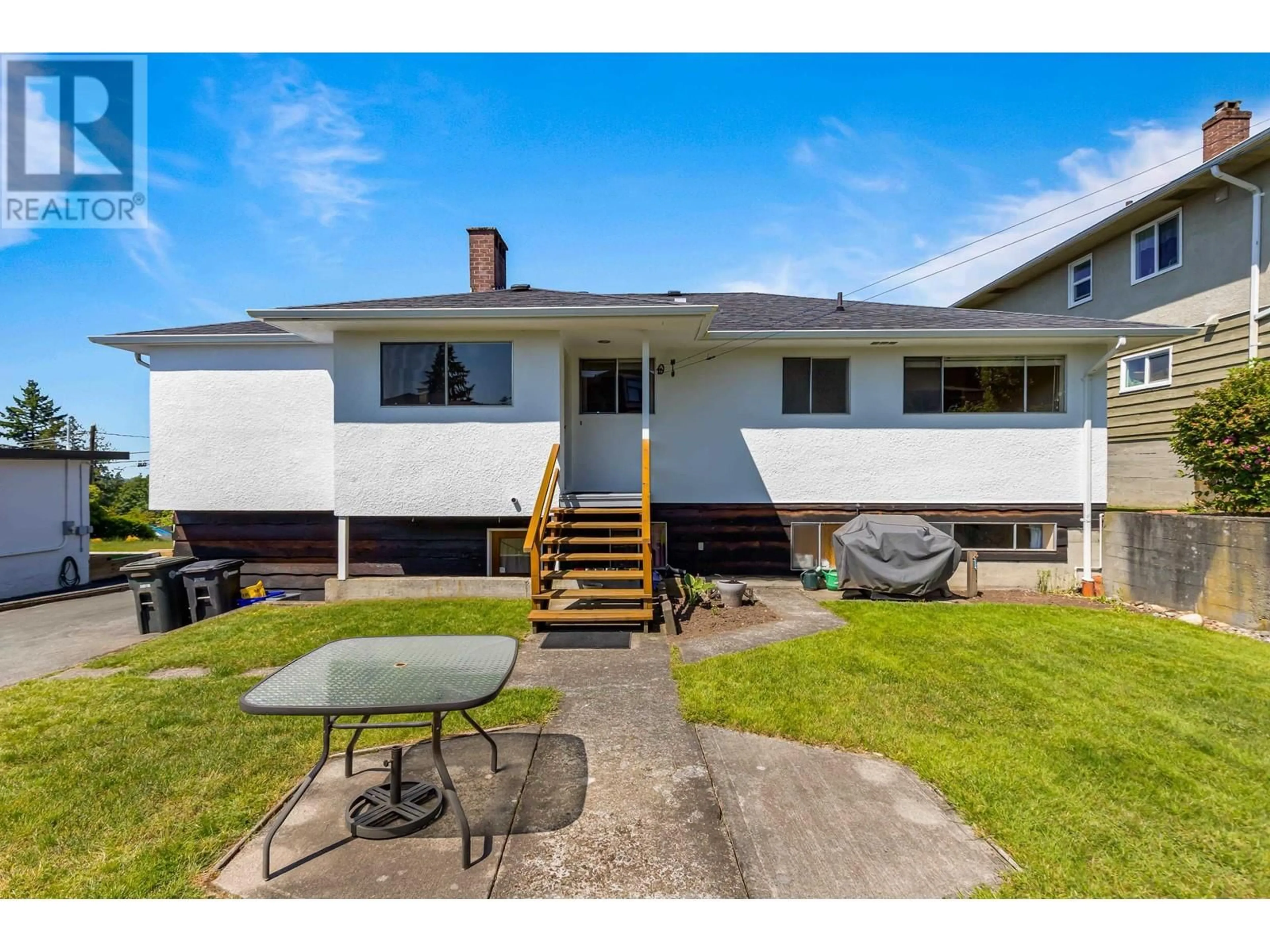 A pic from outside/outdoor area/front of a property/back of a property/a pic from drone, street for 7988 SUSSEX AVENUE, Burnaby British Columbia V5J3W3