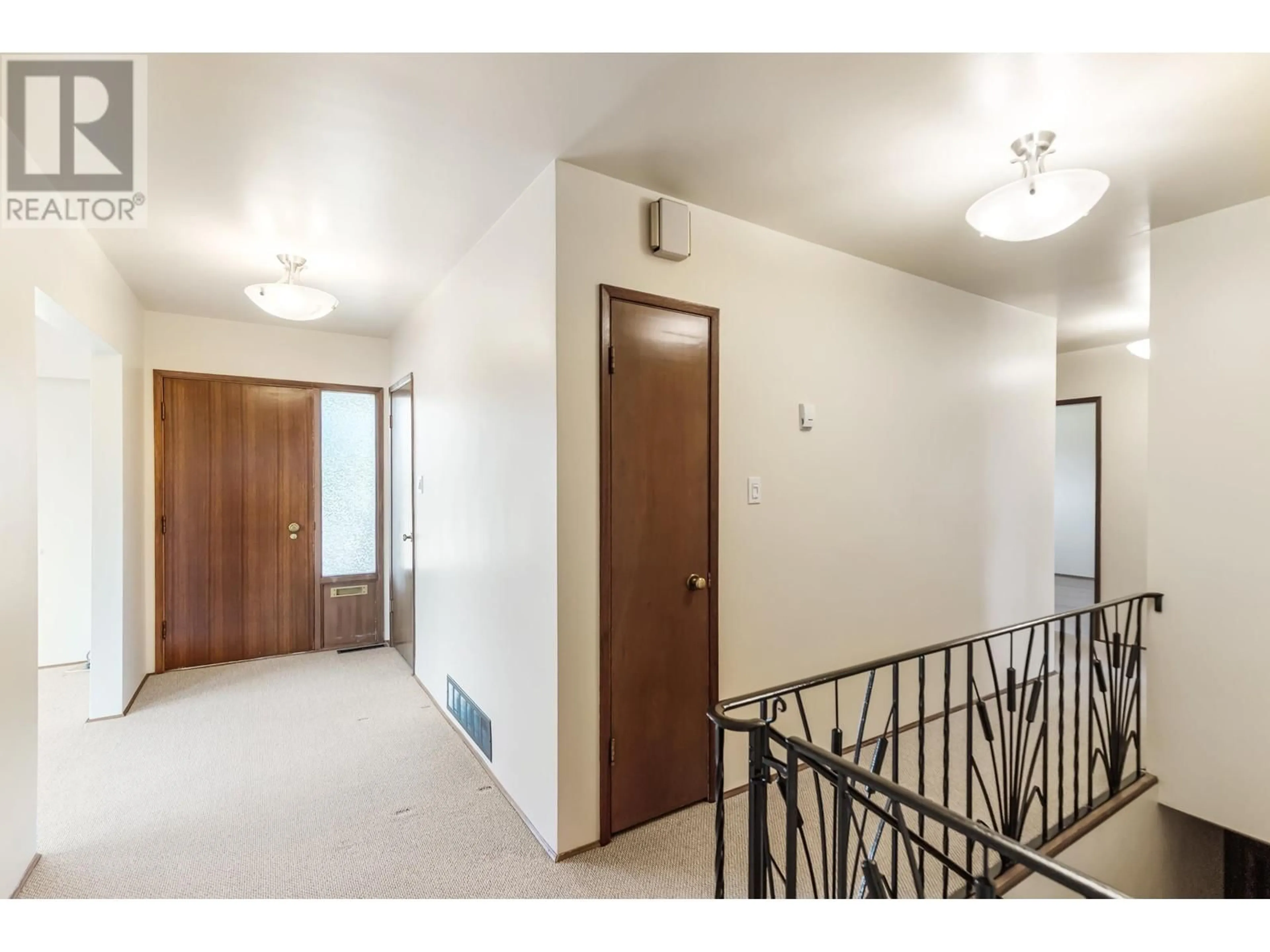 Indoor foyer for 7988 SUSSEX AVENUE, Burnaby British Columbia V5J3W3