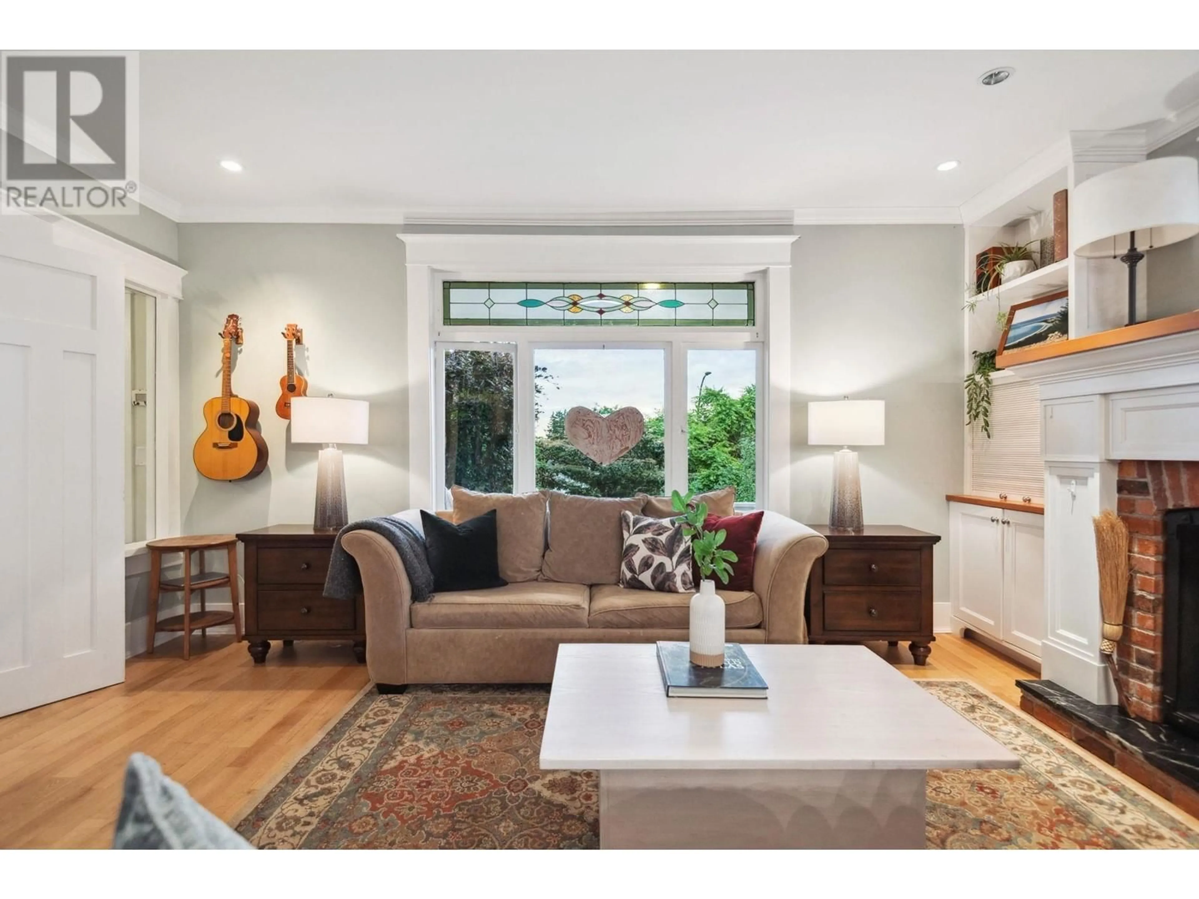 Living room with furniture, wood/laminate floor for 346 5TH STREET, North Vancouver British Columbia V7L1L9