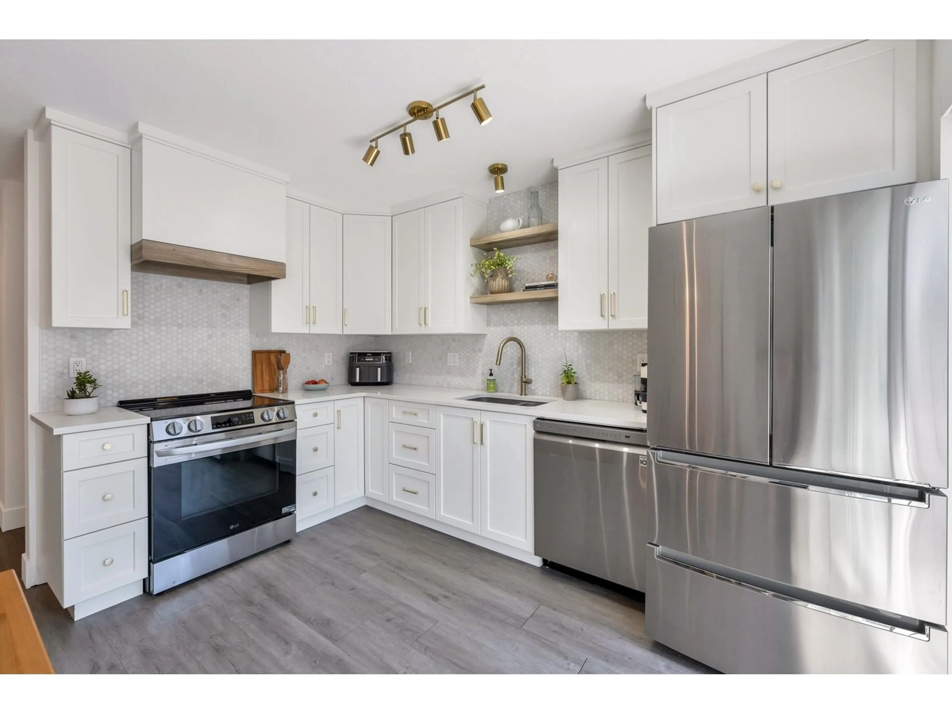 Open concept kitchen, wood/laminate floor for 16 - 20038 70, Langley British Columbia V2Y0B4