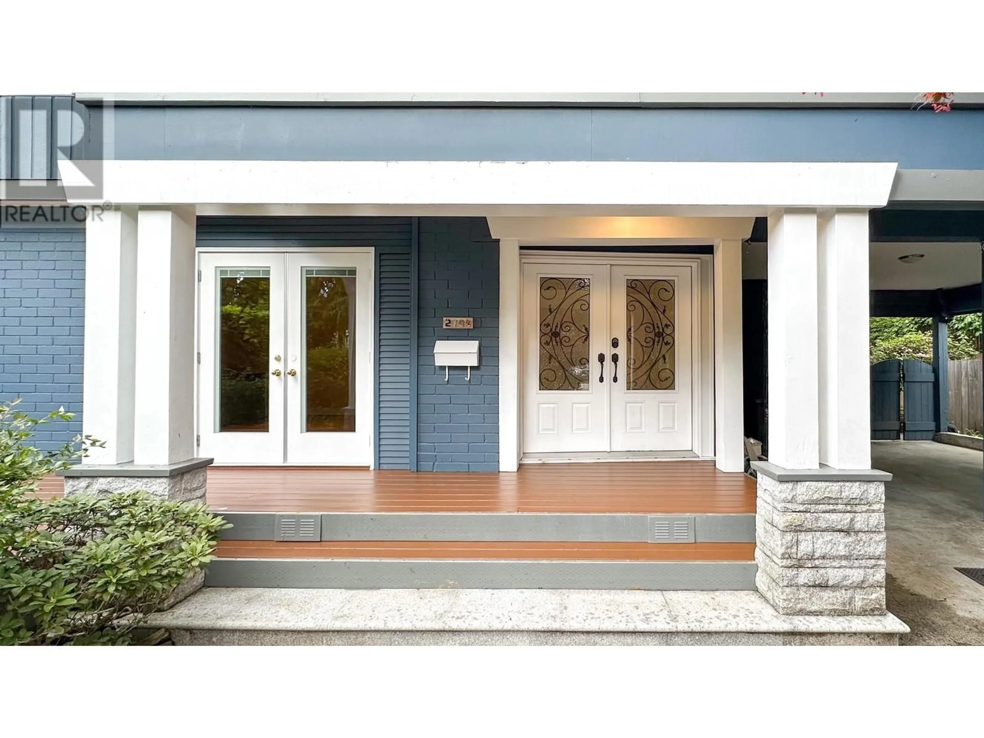 Indoor entryway for 2704 KILMARNOCK CRESCENT, North Vancouver British Columbia V7J2Z5
