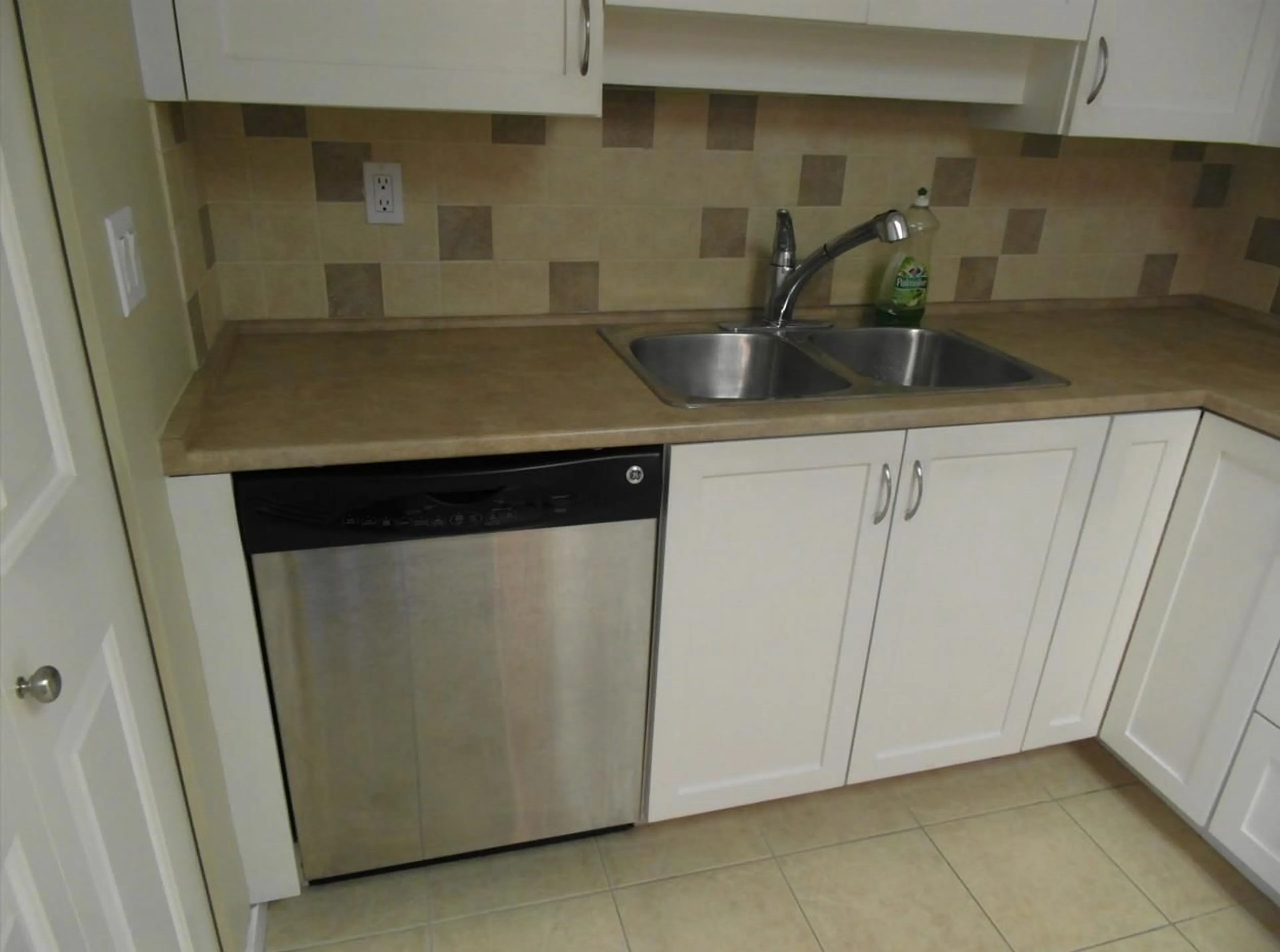 Standard kitchen, ceramic/tile floor for 504 - 2700 MCCALLUM, Abbotsford British Columbia V2S6X9