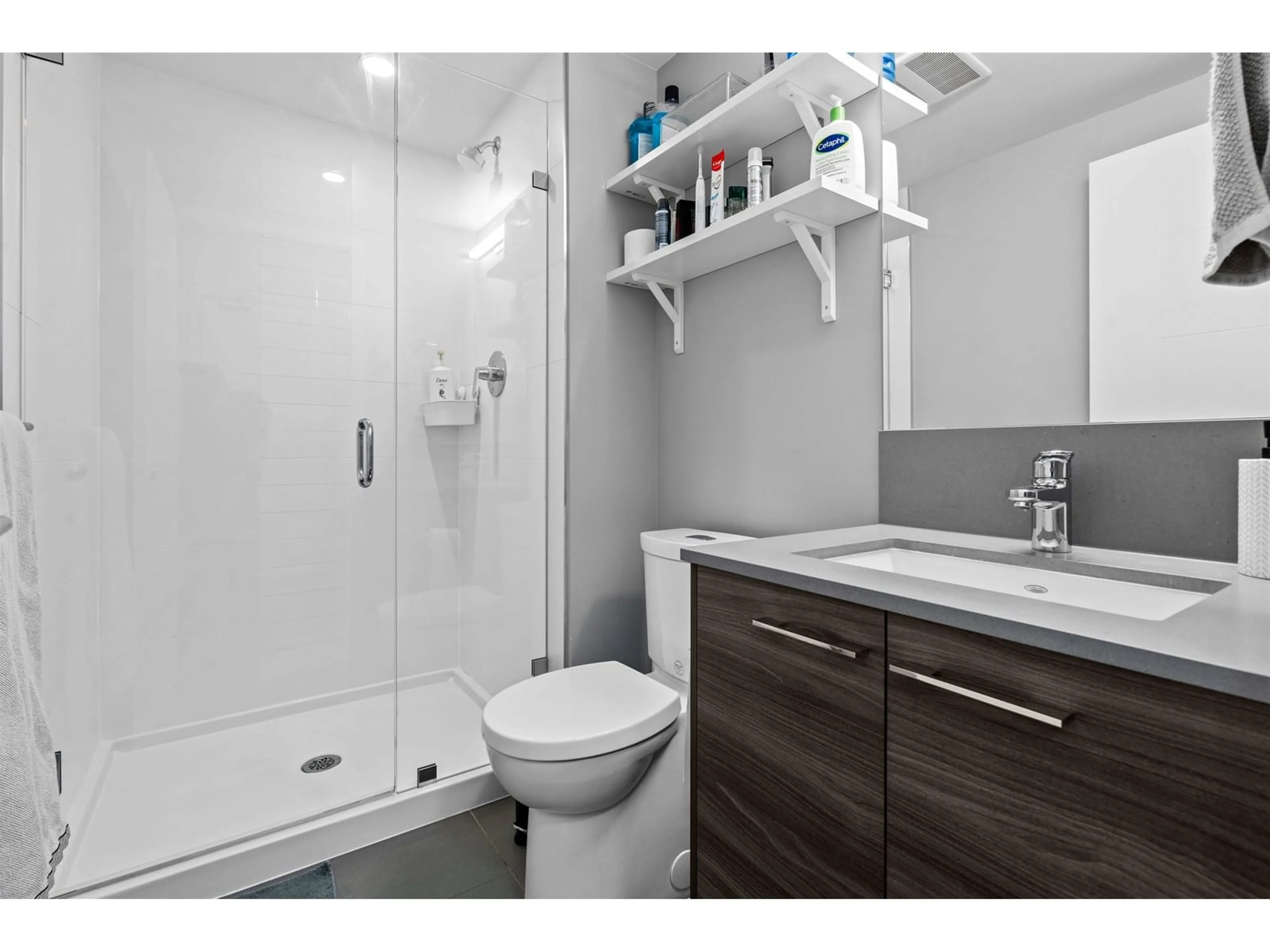 Standard bathroom, unknown for 525 - 13963 105, Surrey British Columbia V3T0M9