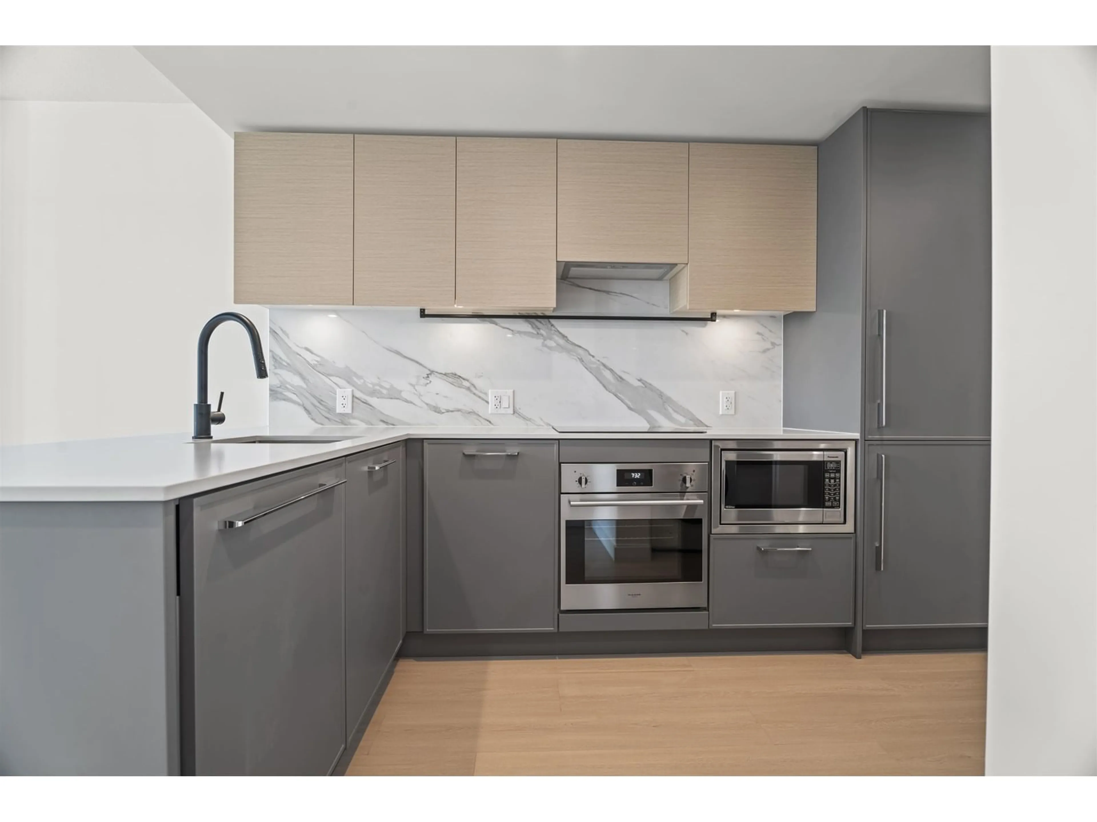 Standard kitchen, unknown for 505 - 13745 GEORGE JUNCTION, Surrey British Columbia V3T0V8