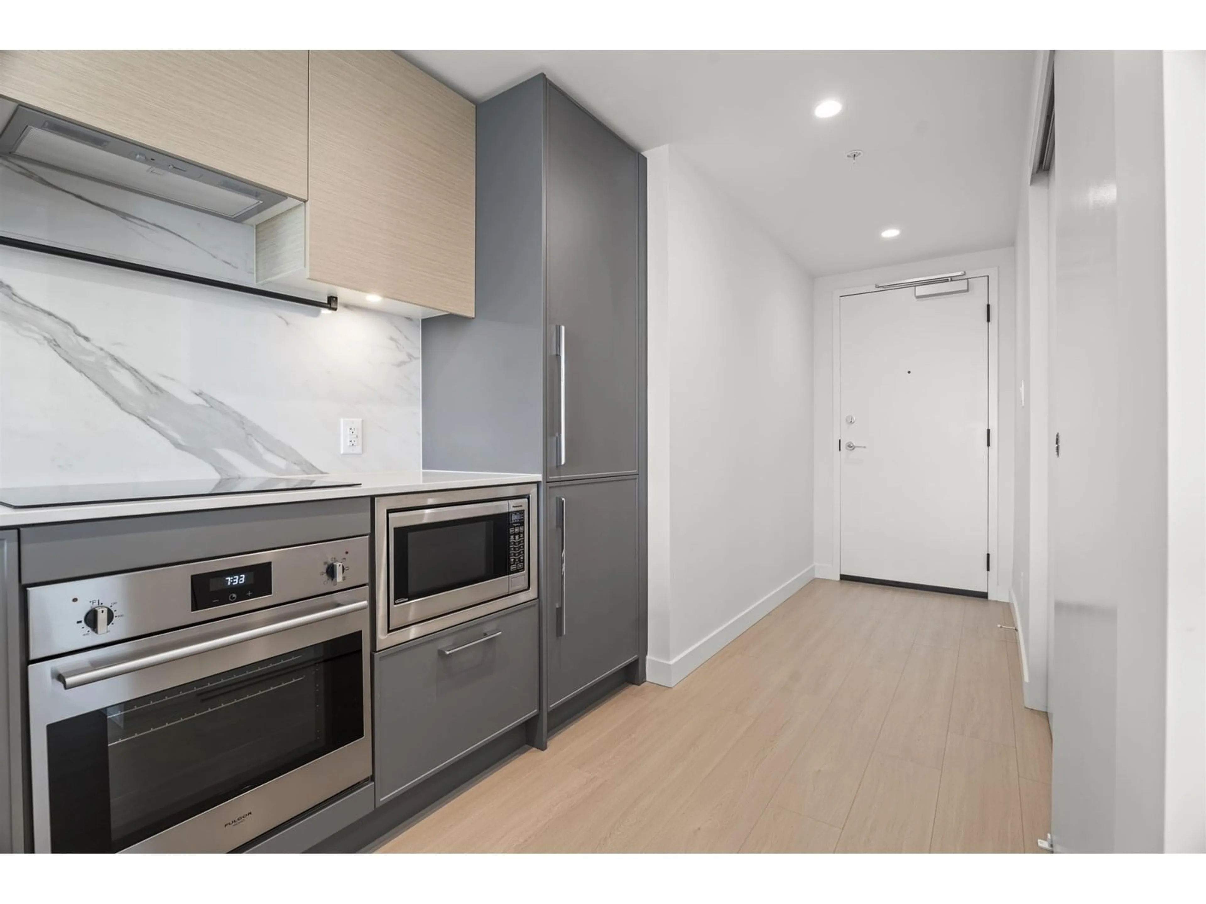 Standard kitchen, unknown for 505 - 13745 GEORGE JUNCTION, Surrey British Columbia V3T0V8