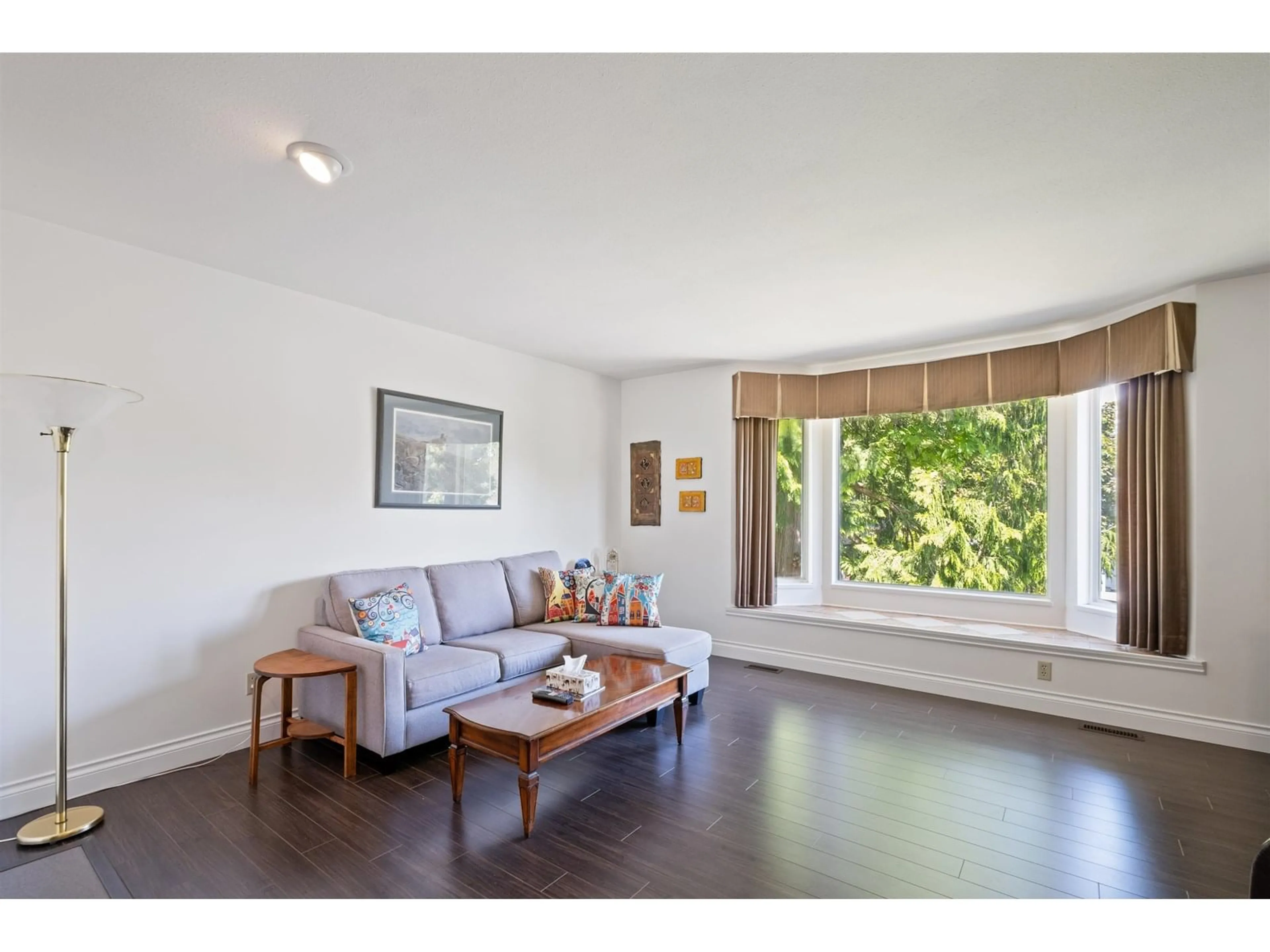 Living room with furniture, wood/laminate floor for 13410 61, Surrey British Columbia V3X1M1