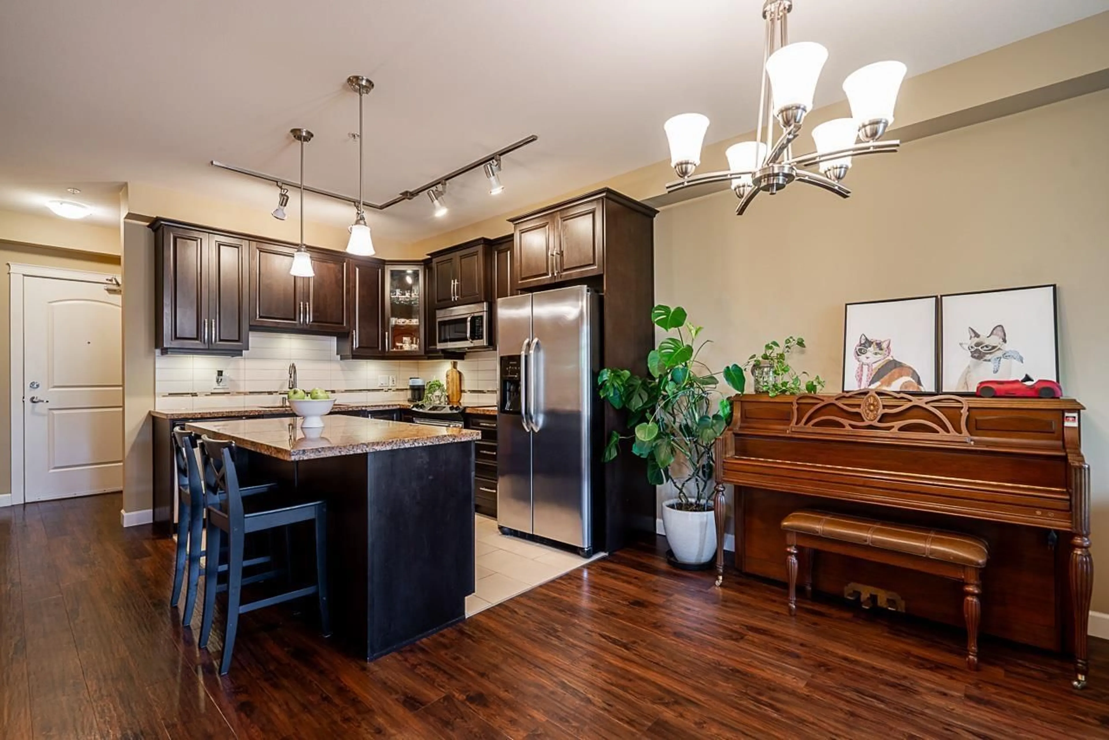 Open concept kitchen, wood/laminate floor for 266 - 8328 207A, Langley British Columbia V2Y0K5