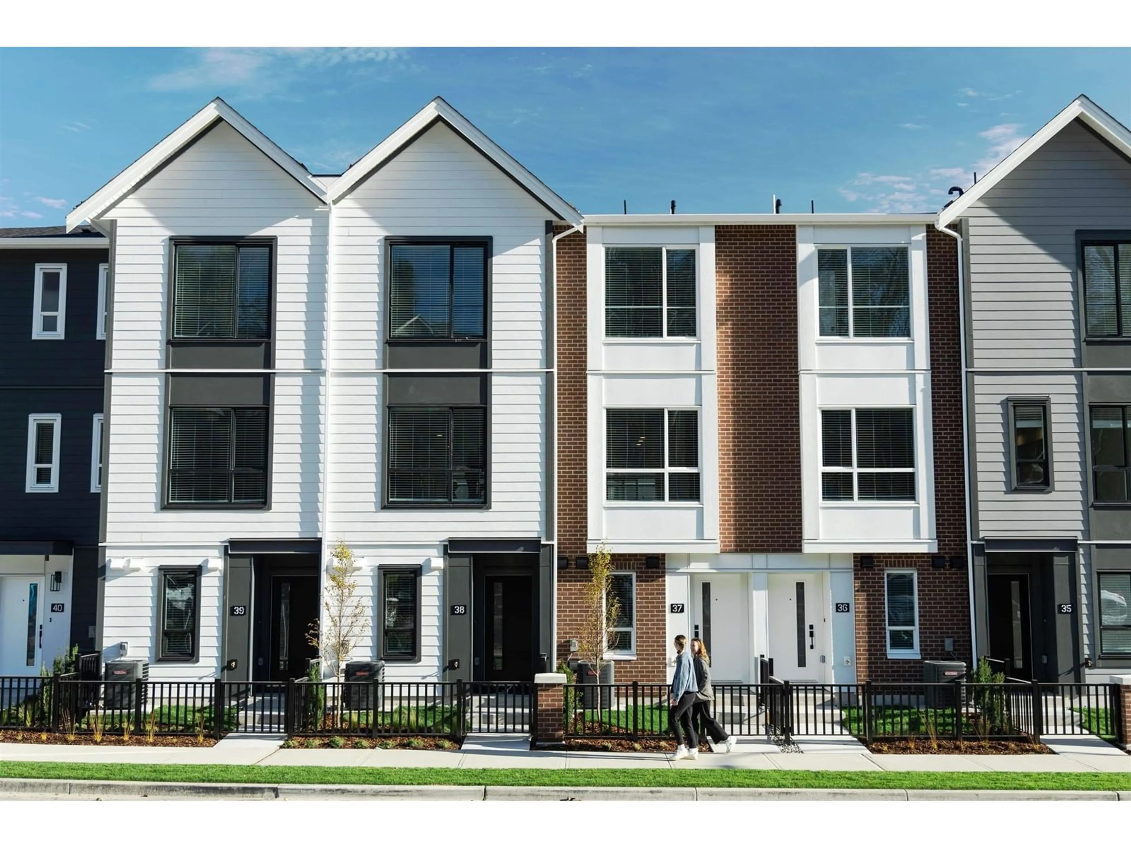 Home with vinyl exterior material, street for 23 - 2886 MONTROSE, Abbotsford British Columbia A9A9A9