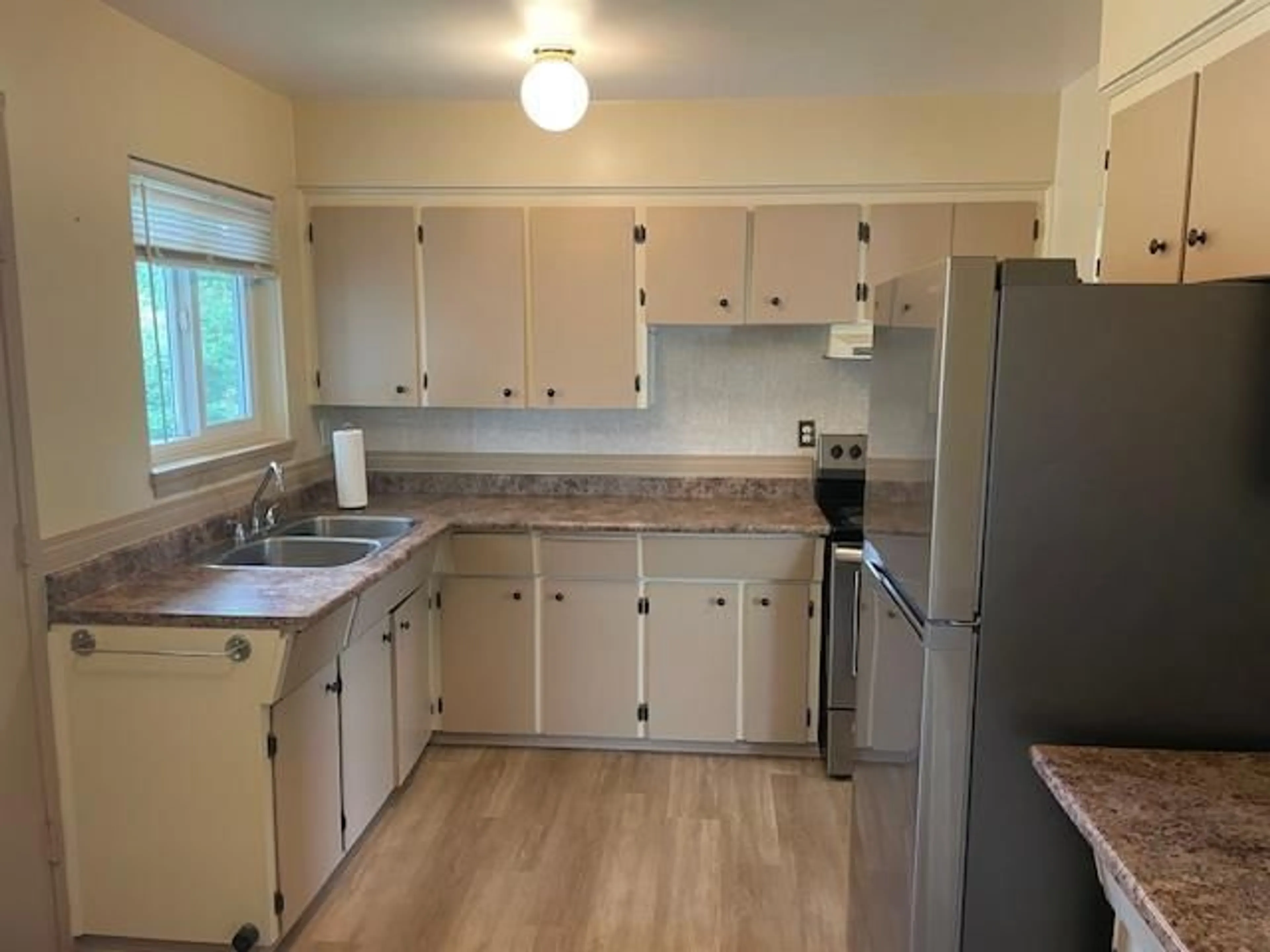 Standard kitchen, wood/laminate floor for 10977 JAY, Surrey British Columbia V3R5B3