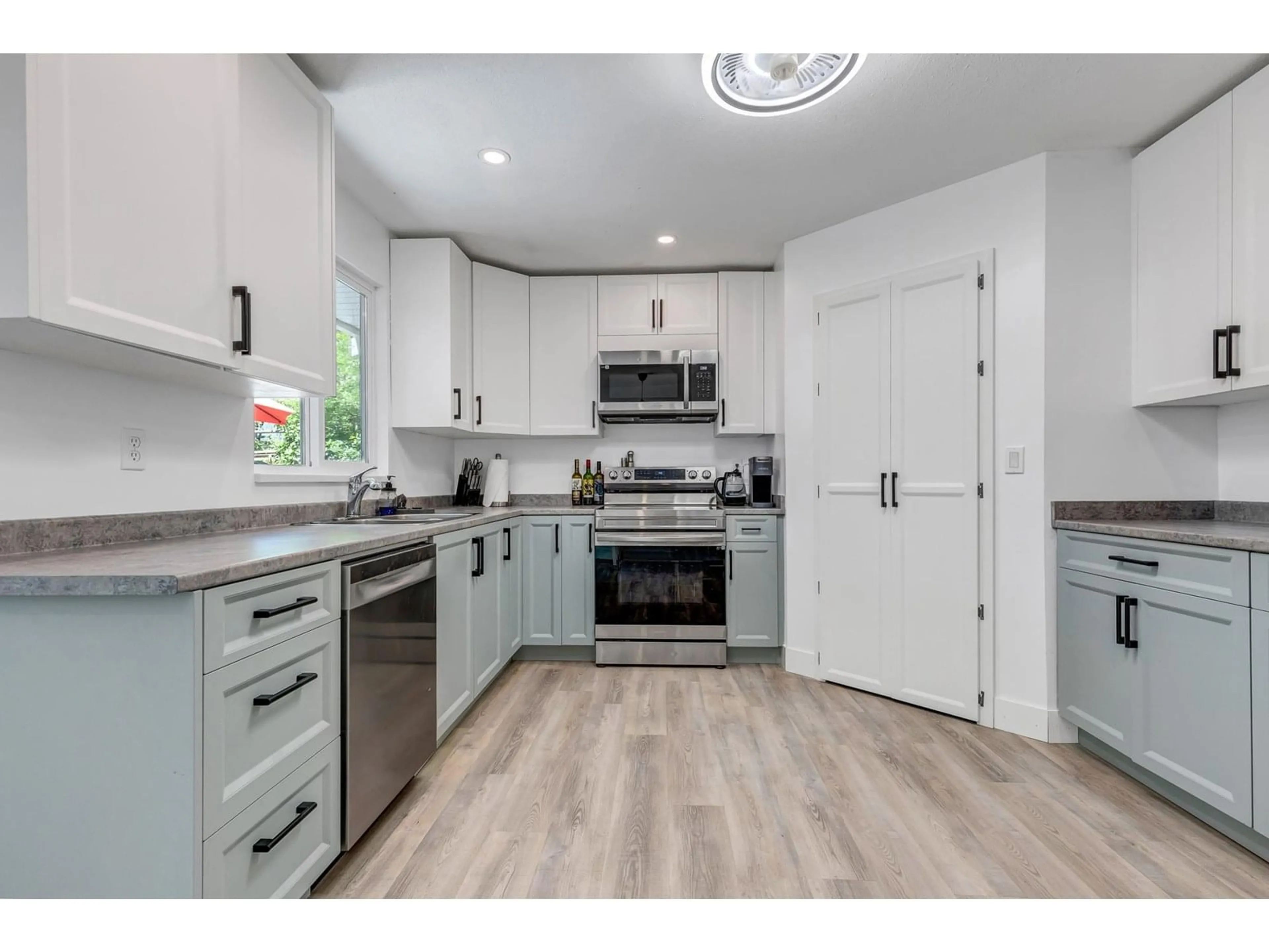 Open concept kitchen, unknown for 8091 KNIGHT, Mission British Columbia V2V5Y4