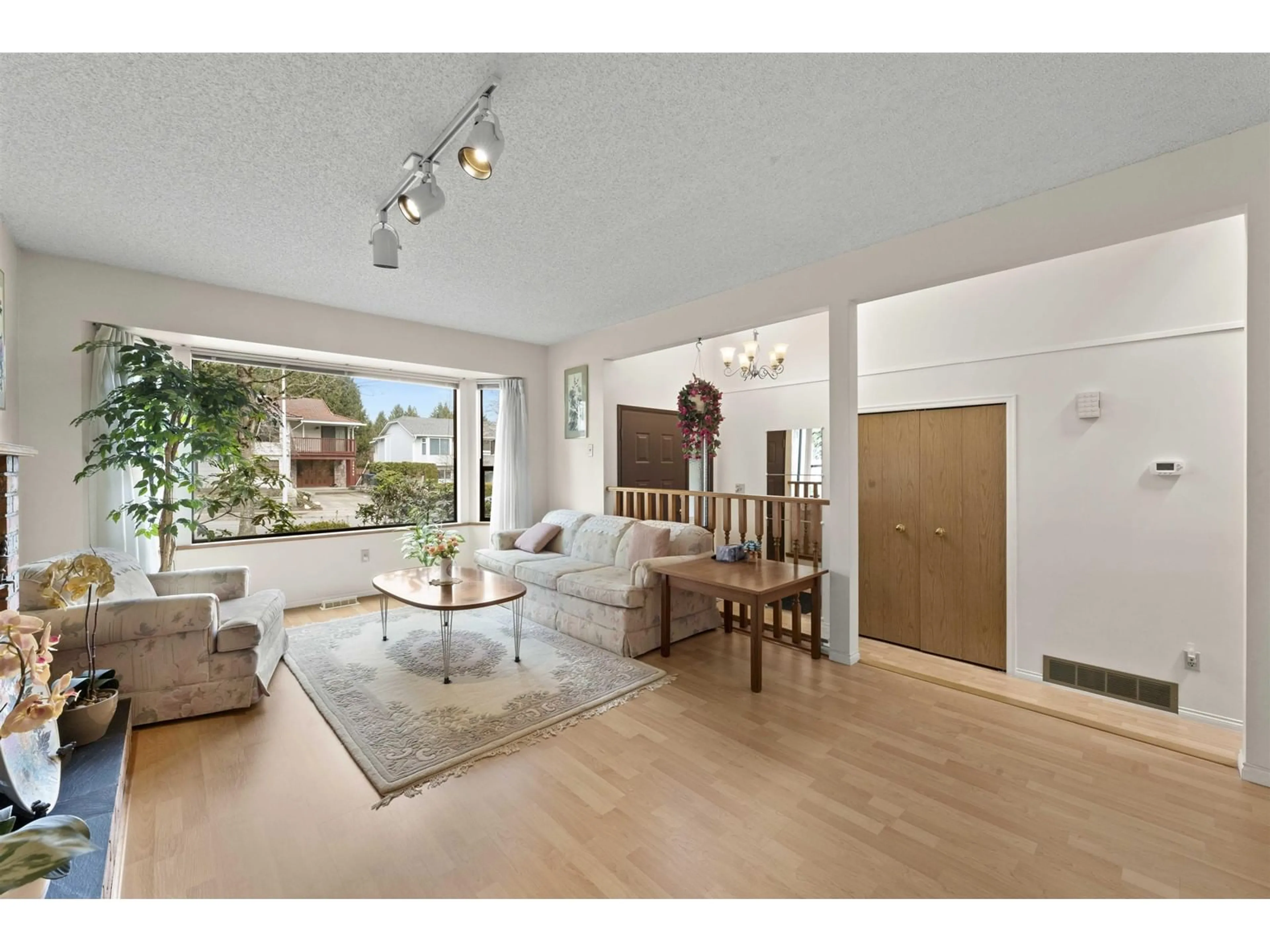 Living room with furniture, unknown for 15632 98, Surrey British Columbia V4N2T7