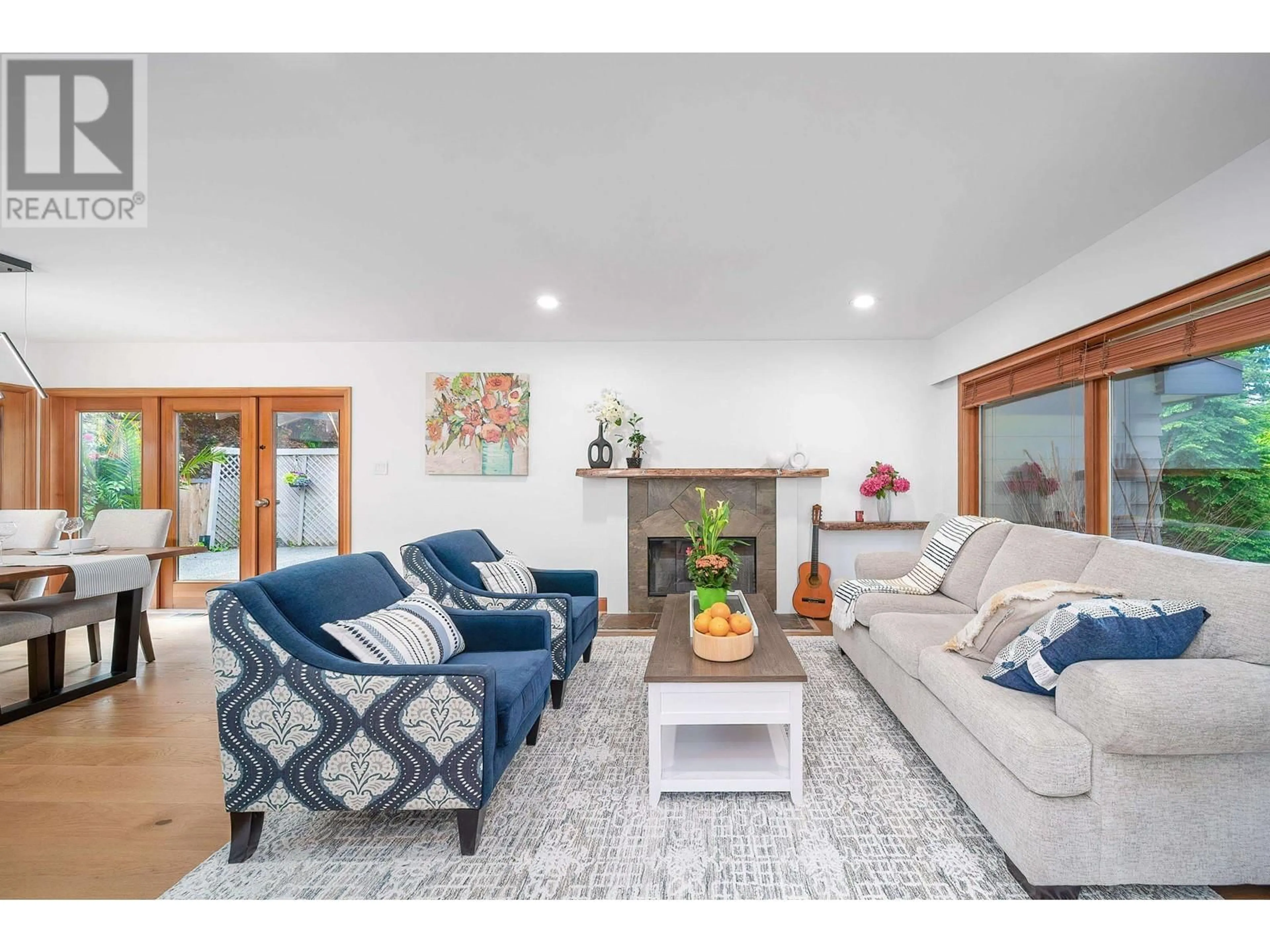 Living room with furniture, unknown for 4096 SUNSET BOULEVARD, North Vancouver British Columbia V7R3Y8