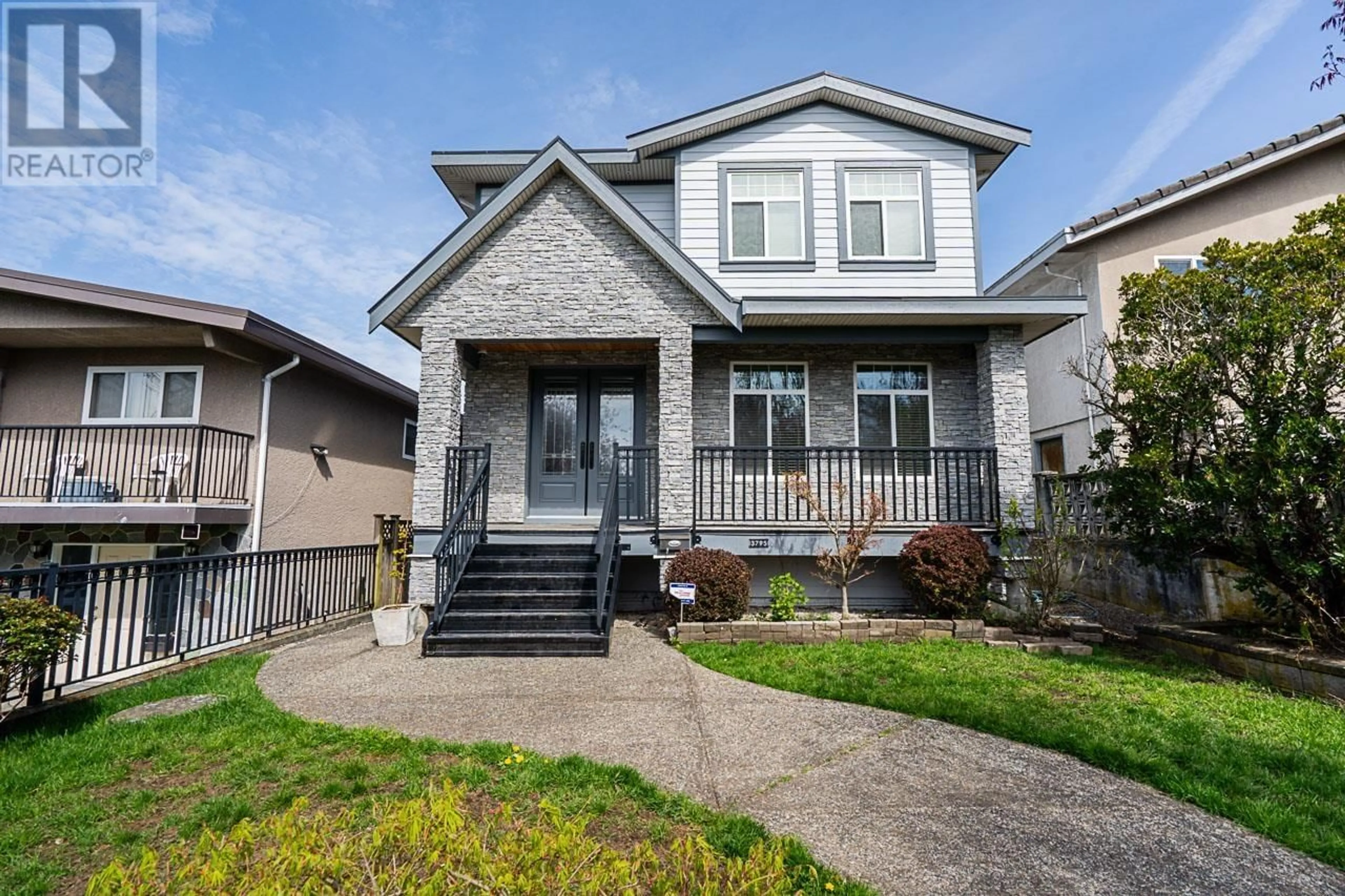Home with vinyl exterior material, street for 3795 UNION STREET, Burnaby British Columbia V5C2W2