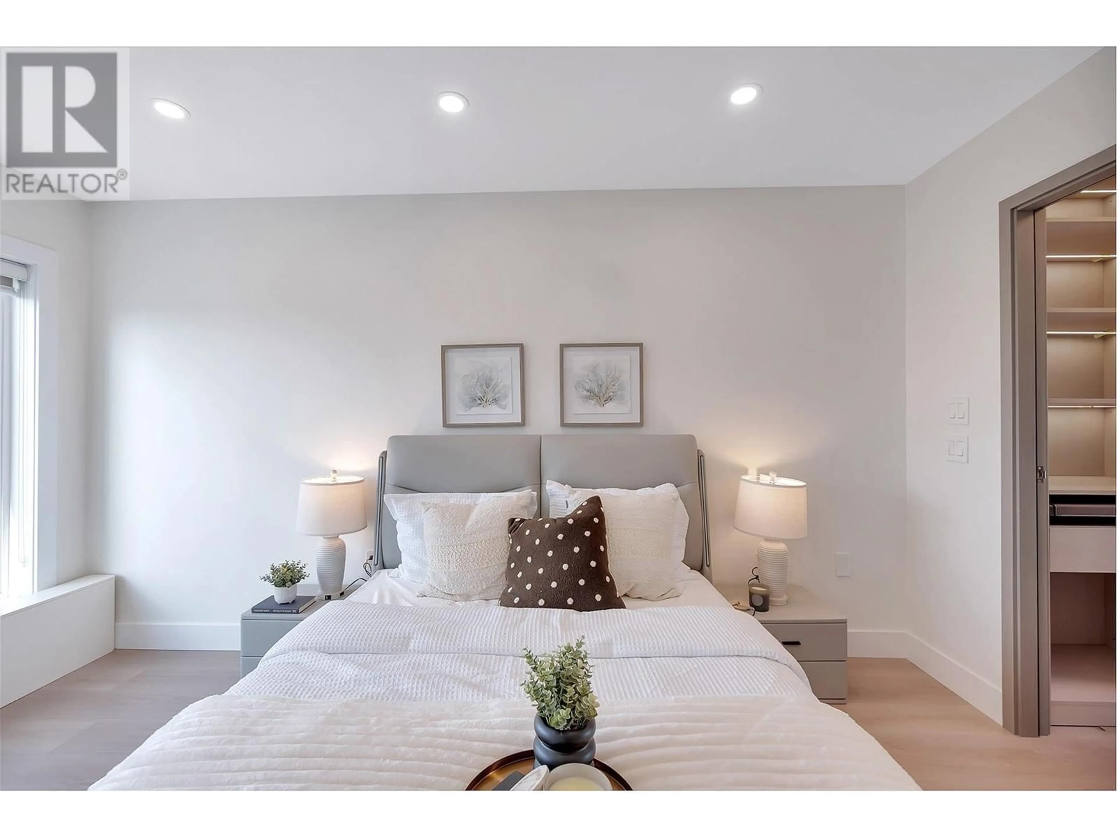 Bedroom with bed, wood/laminate floor for 102 - 914 ROCHESTER AVENUE, Coquitlam British Columbia V3K2W6