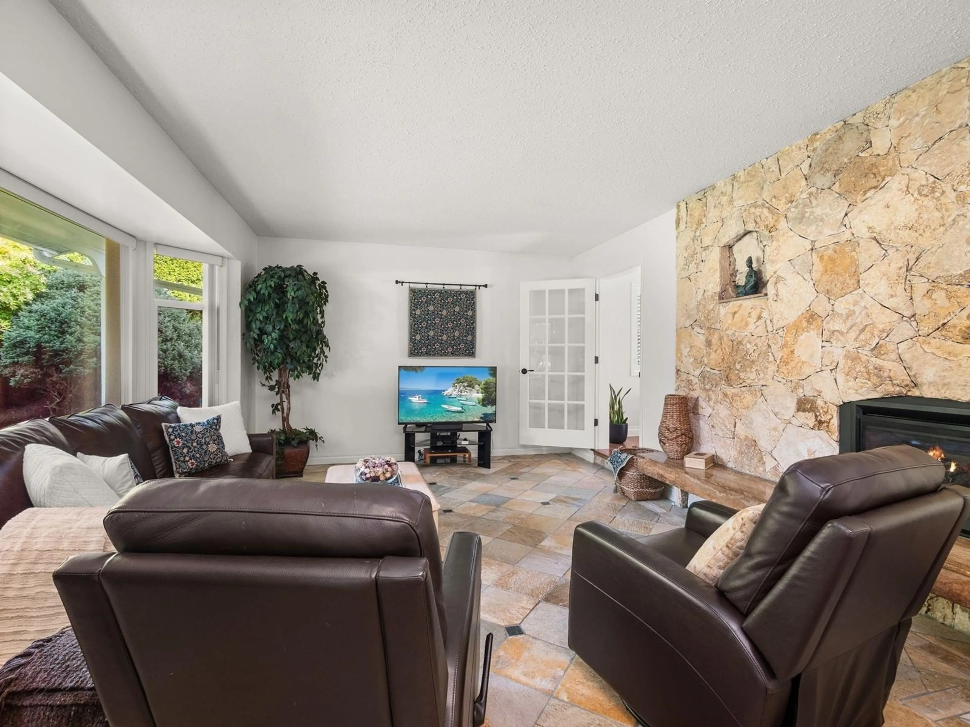 Living room with furniture, ceramic/tile floor for 8069 WILTSHIRE, Delta British Columbia V4C6T1