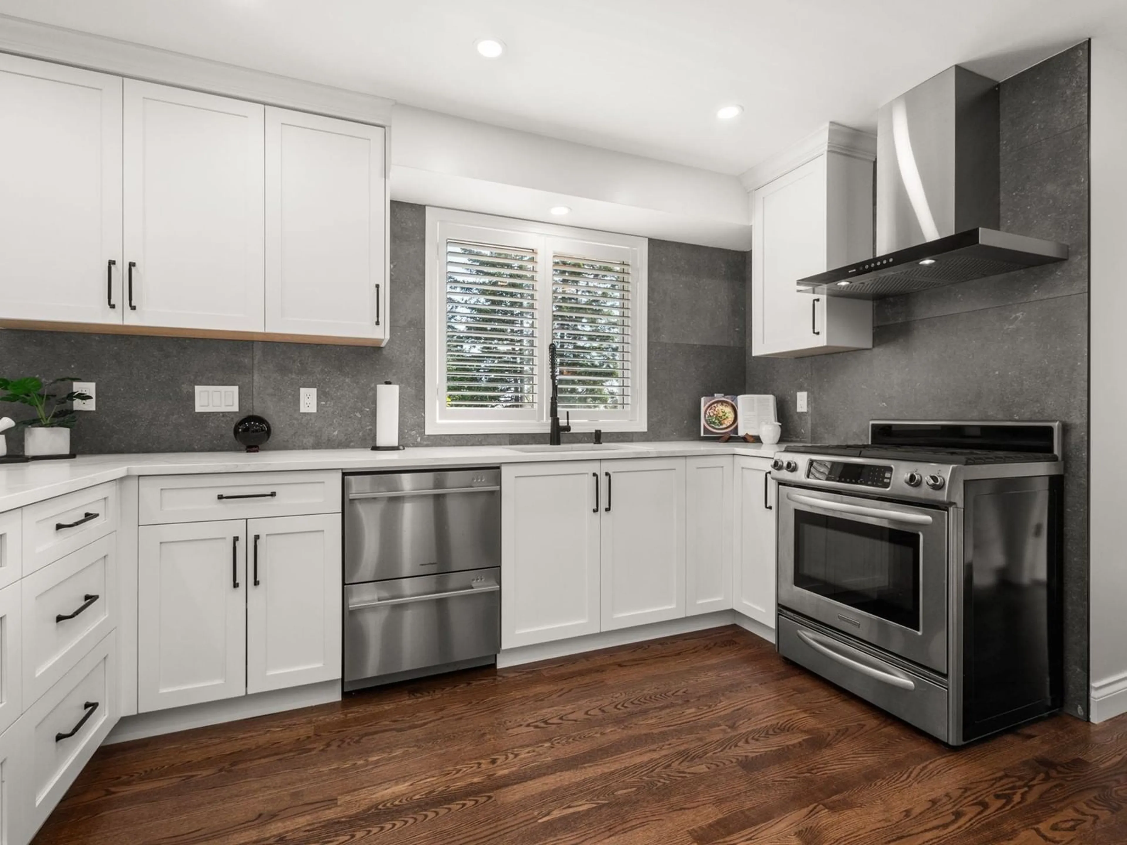 Open concept kitchen, wood/laminate floor for 8069 WILTSHIRE, Delta British Columbia V4C6T1