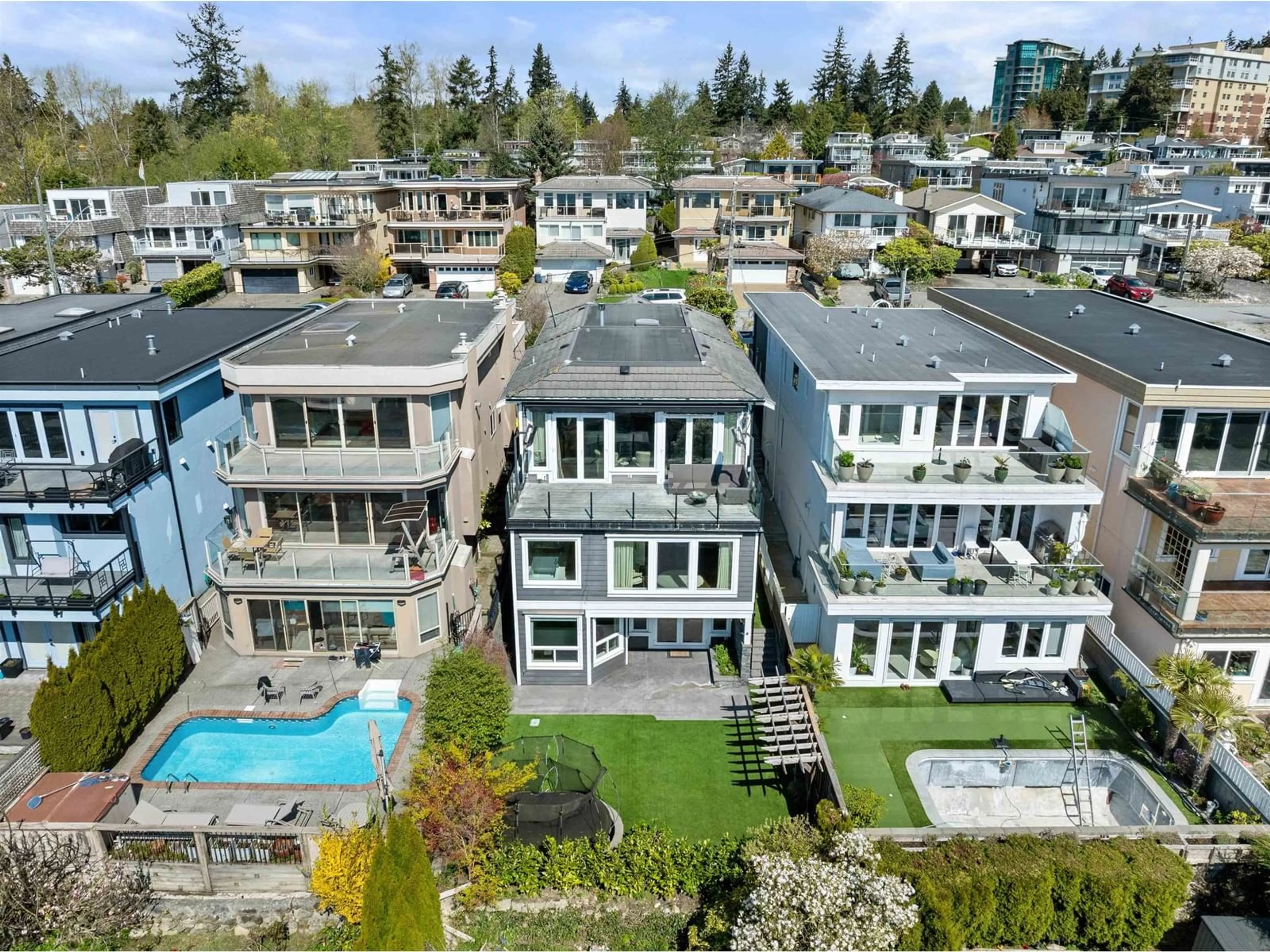 A pic from outside/outdoor area/front of a property/back of a property/a pic from drone, unknown for 14736 THRIFT, White Rock British Columbia V4B2J5