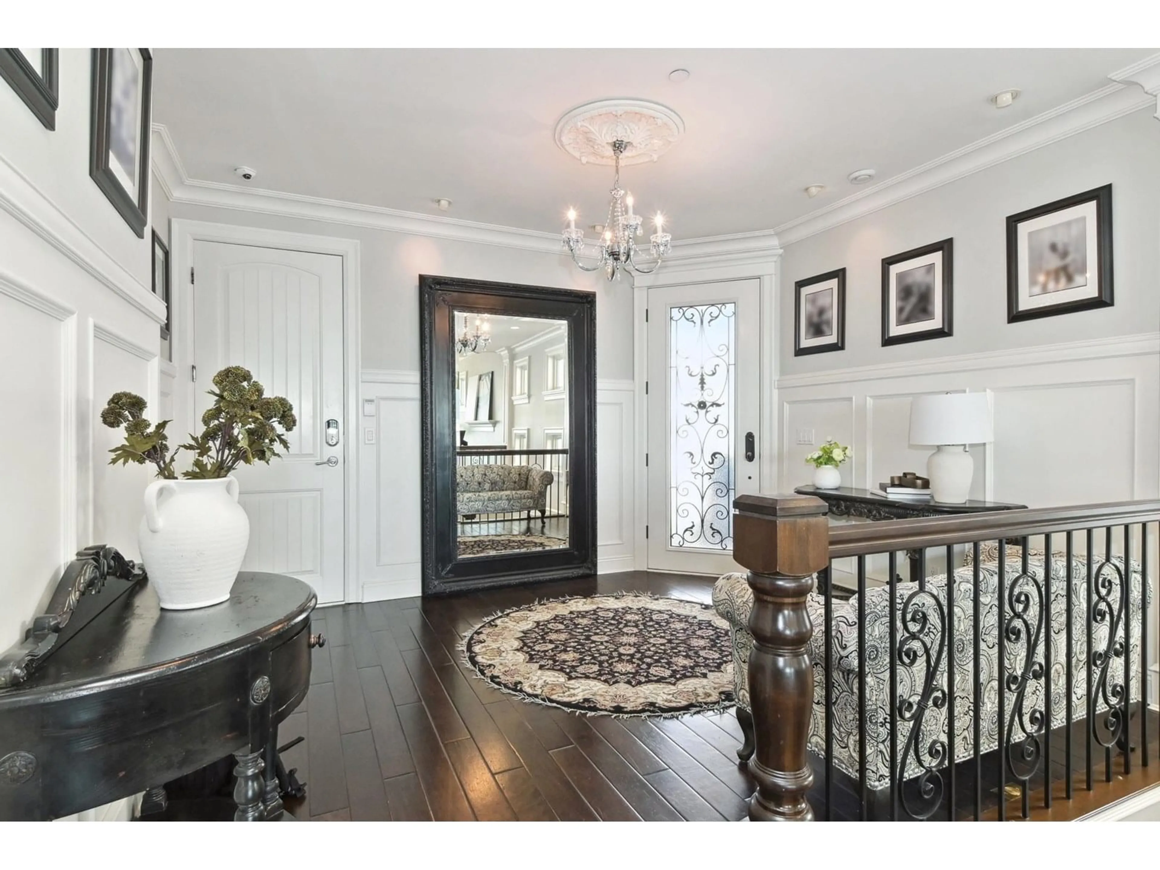 Indoor entryway for 14736 THRIFT, White Rock British Columbia V4B2J5