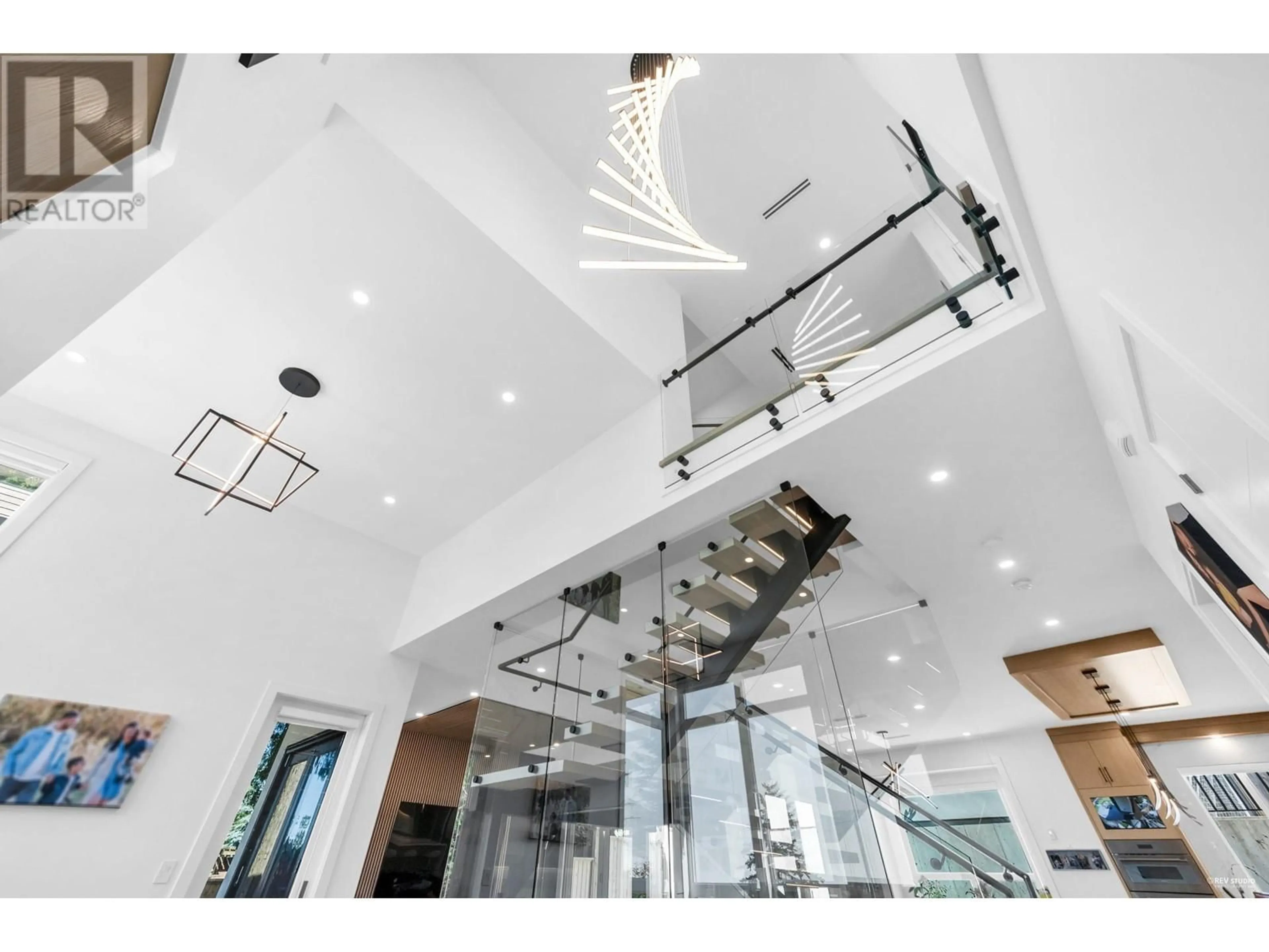 Indoor foyer for 5243 CARSON STREET, Burnaby British Columbia V5J2Z3