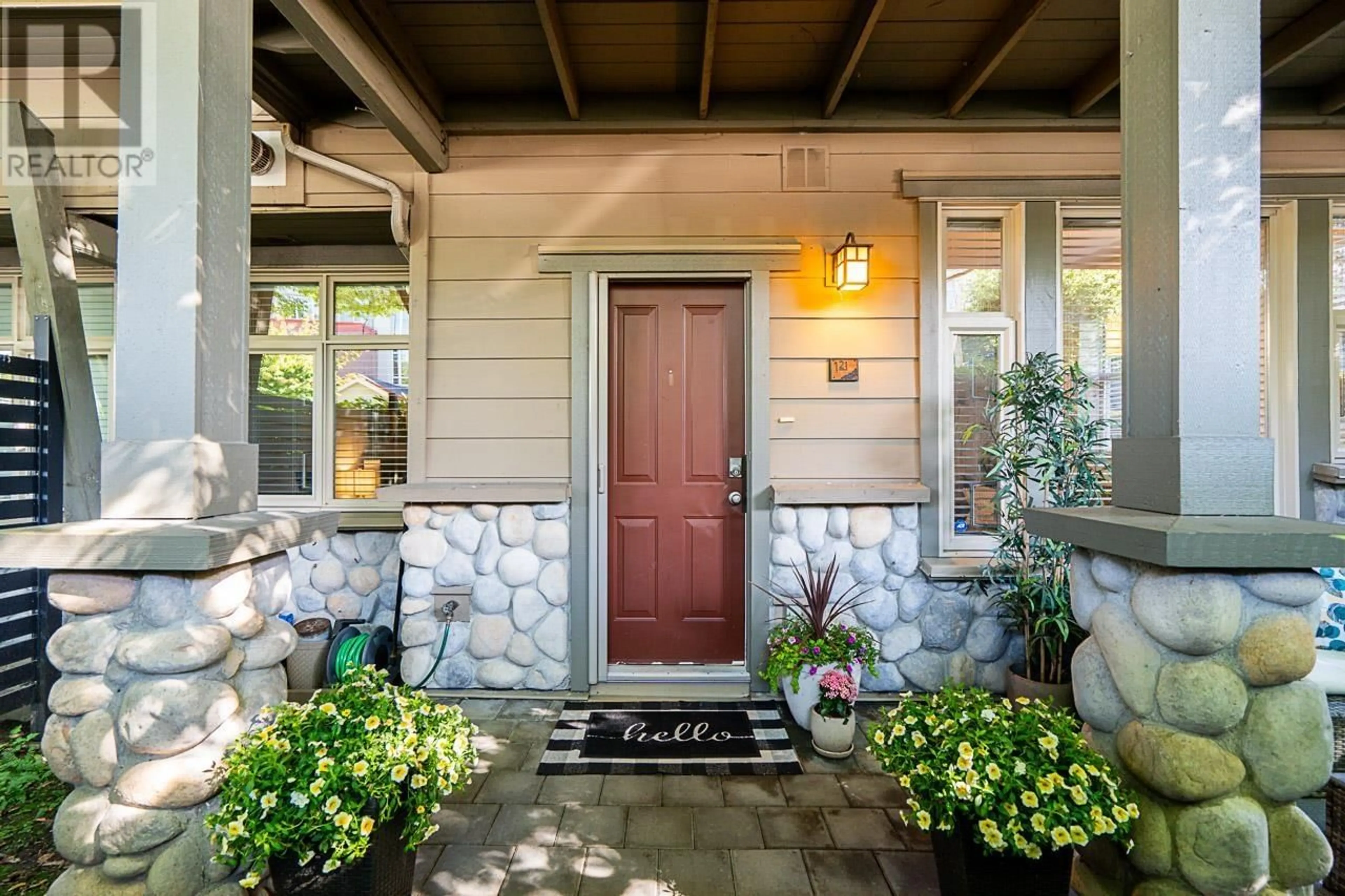 Indoor entryway for 121 - 18 JACK MAHONY PLACE, New Westminster British Columbia V3L5V8