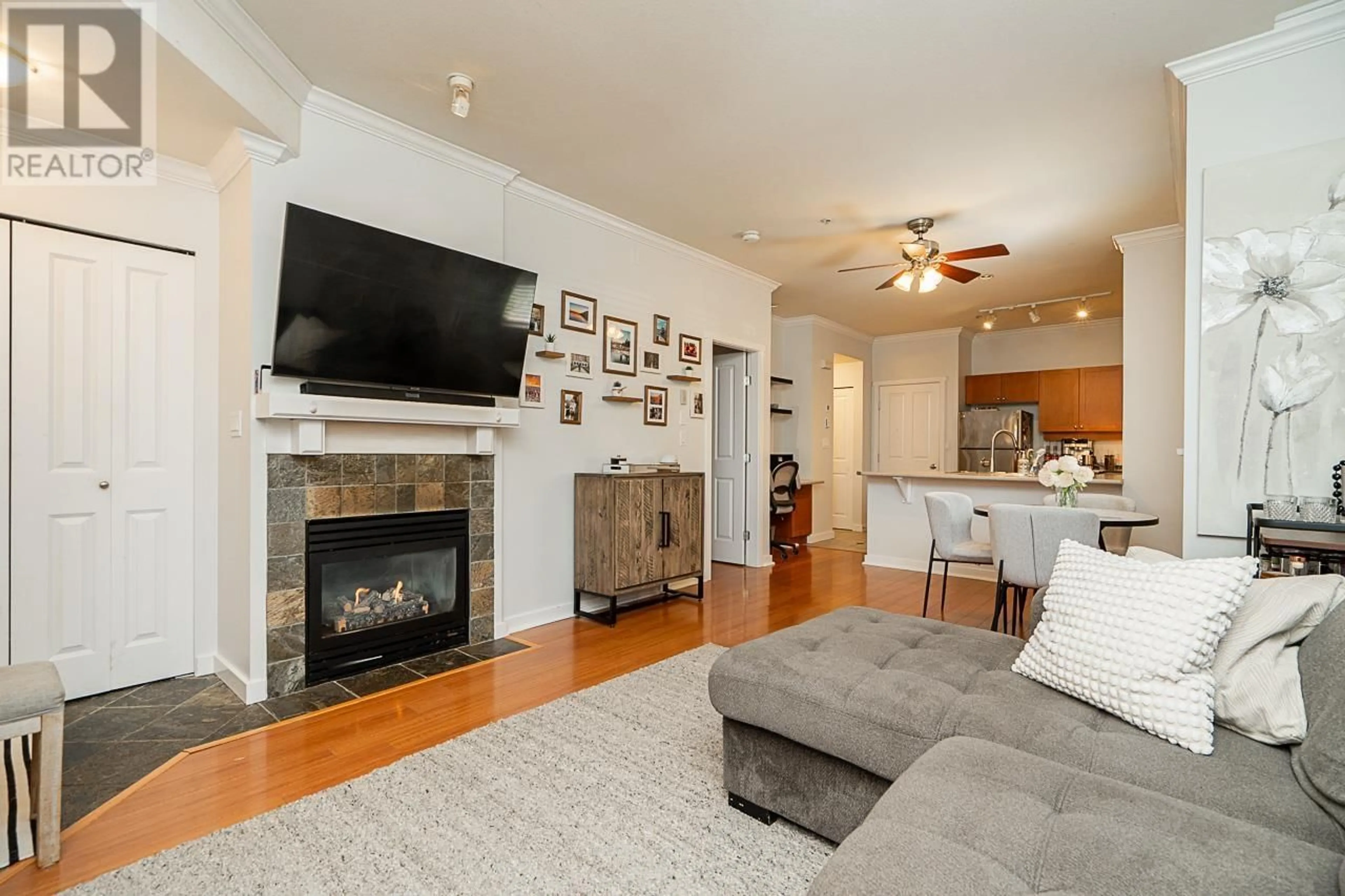 Living room with furniture, wood/laminate floor for 121 - 18 JACK MAHONY PLACE, New Westminster British Columbia V3L5V8