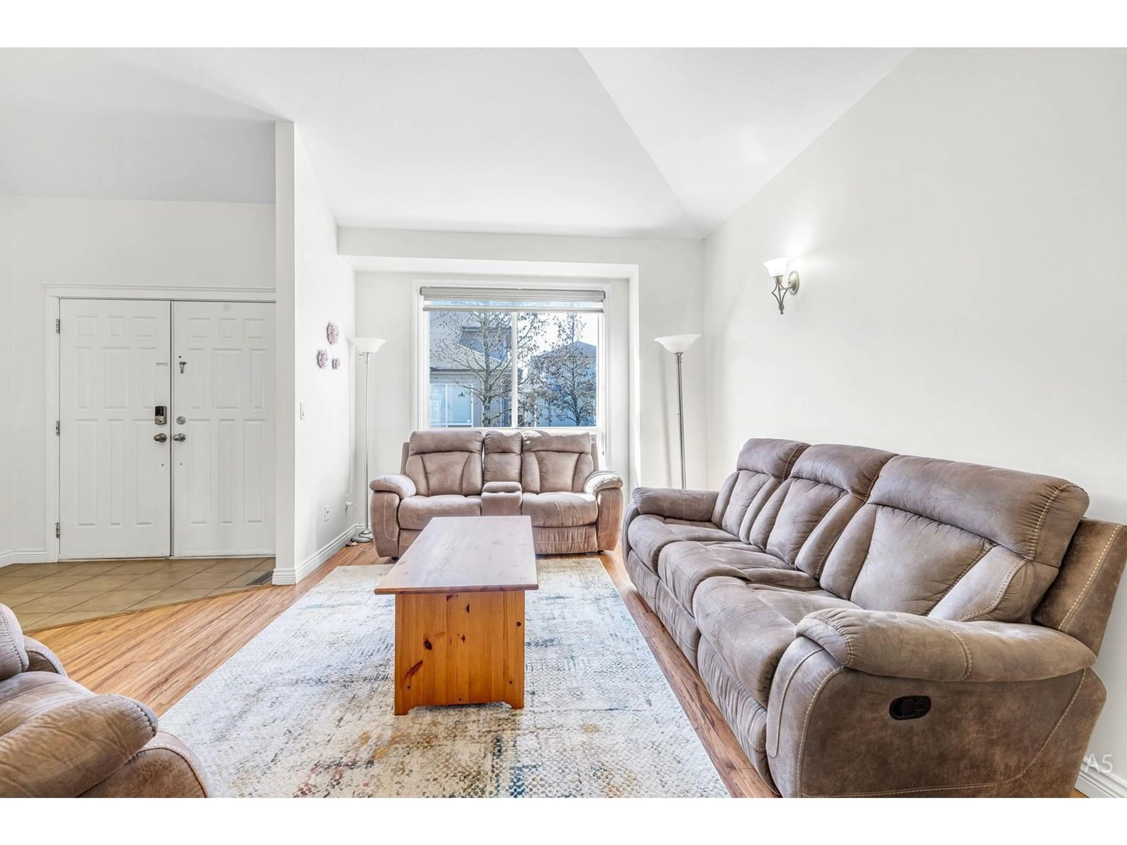 Living room with furniture, wood/laminate floor for 37 - 6116 128, Surrey British Columbia V3X1T1