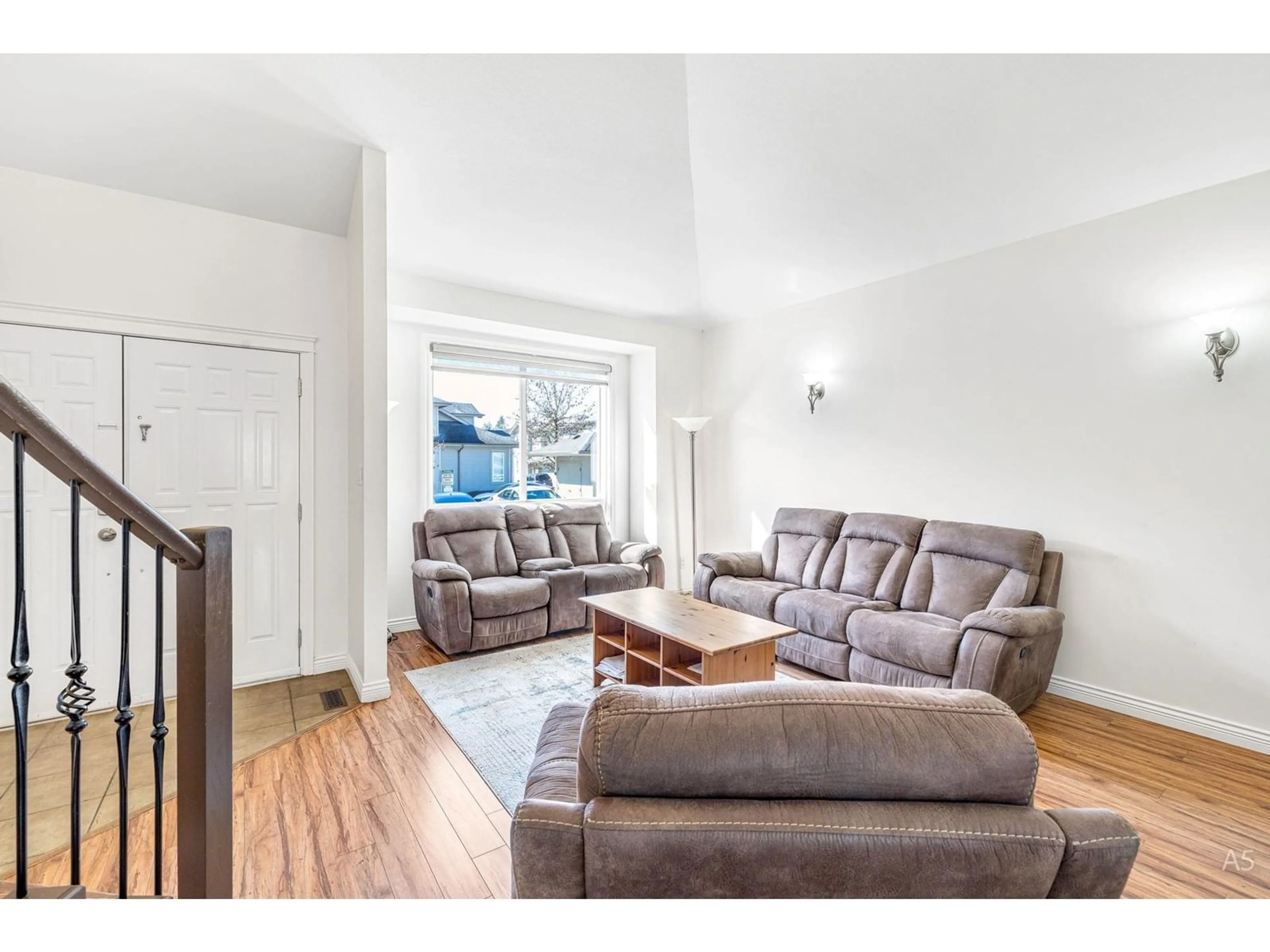 Living room with furniture, wood/laminate floor for 37 - 6116 128, Surrey British Columbia V3X1T1