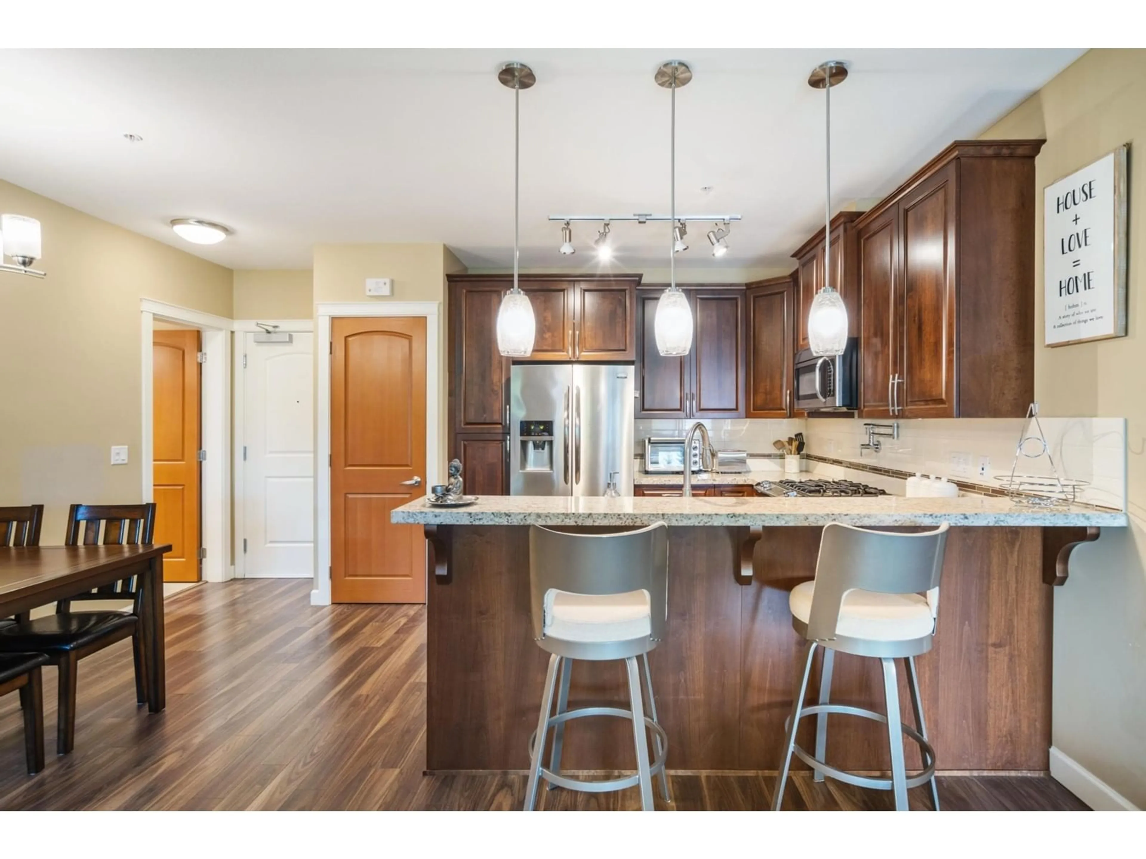 Open concept kitchen, wood/laminate floor for 104 - 2860 TRETHEWEY, Abbotsford British Columbia V2T0G5
