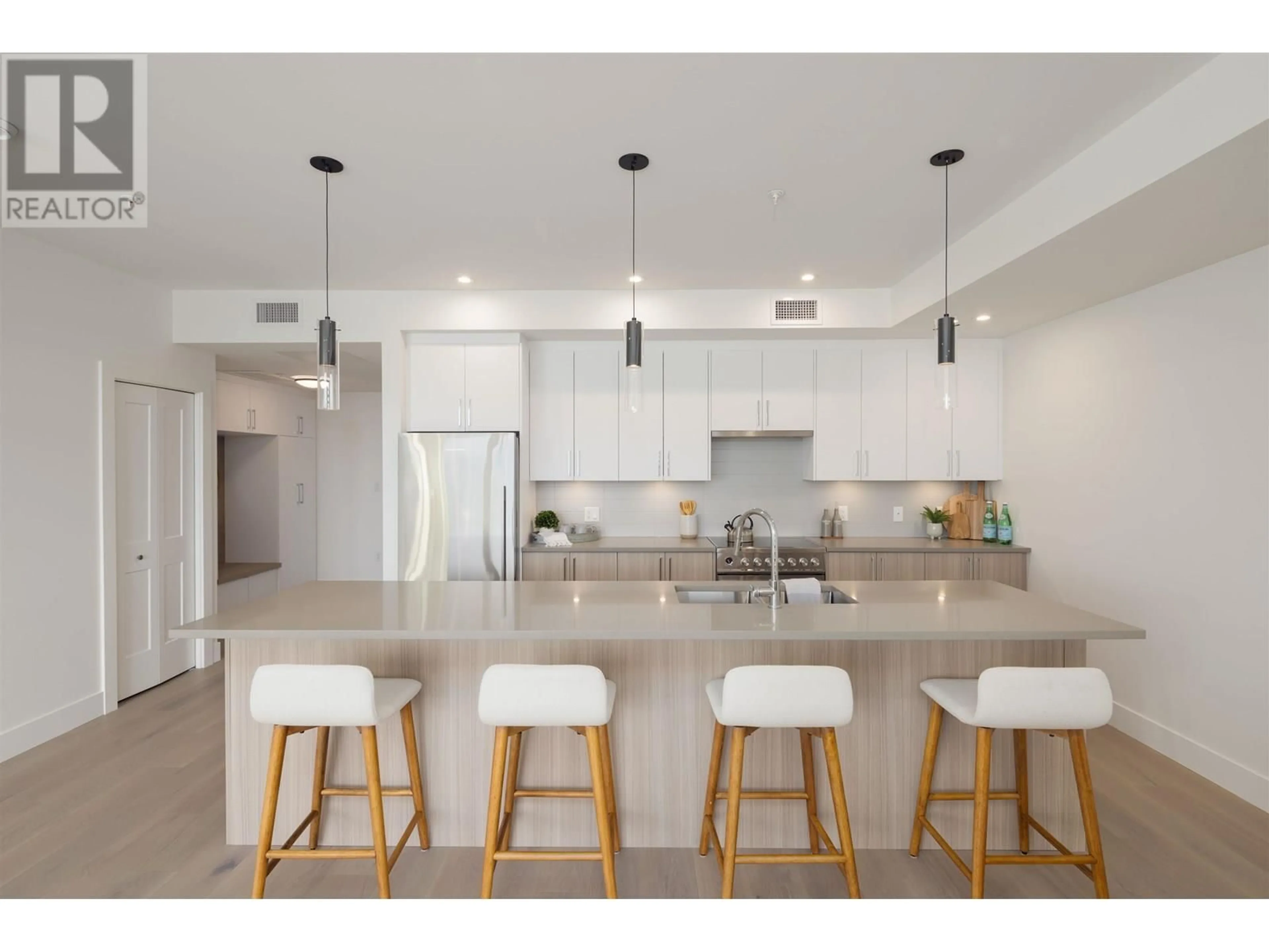 Contemporary kitchen, unknown for 101 - 3405 MAMQUAM ROAD, Squamish British Columbia V8B1E4