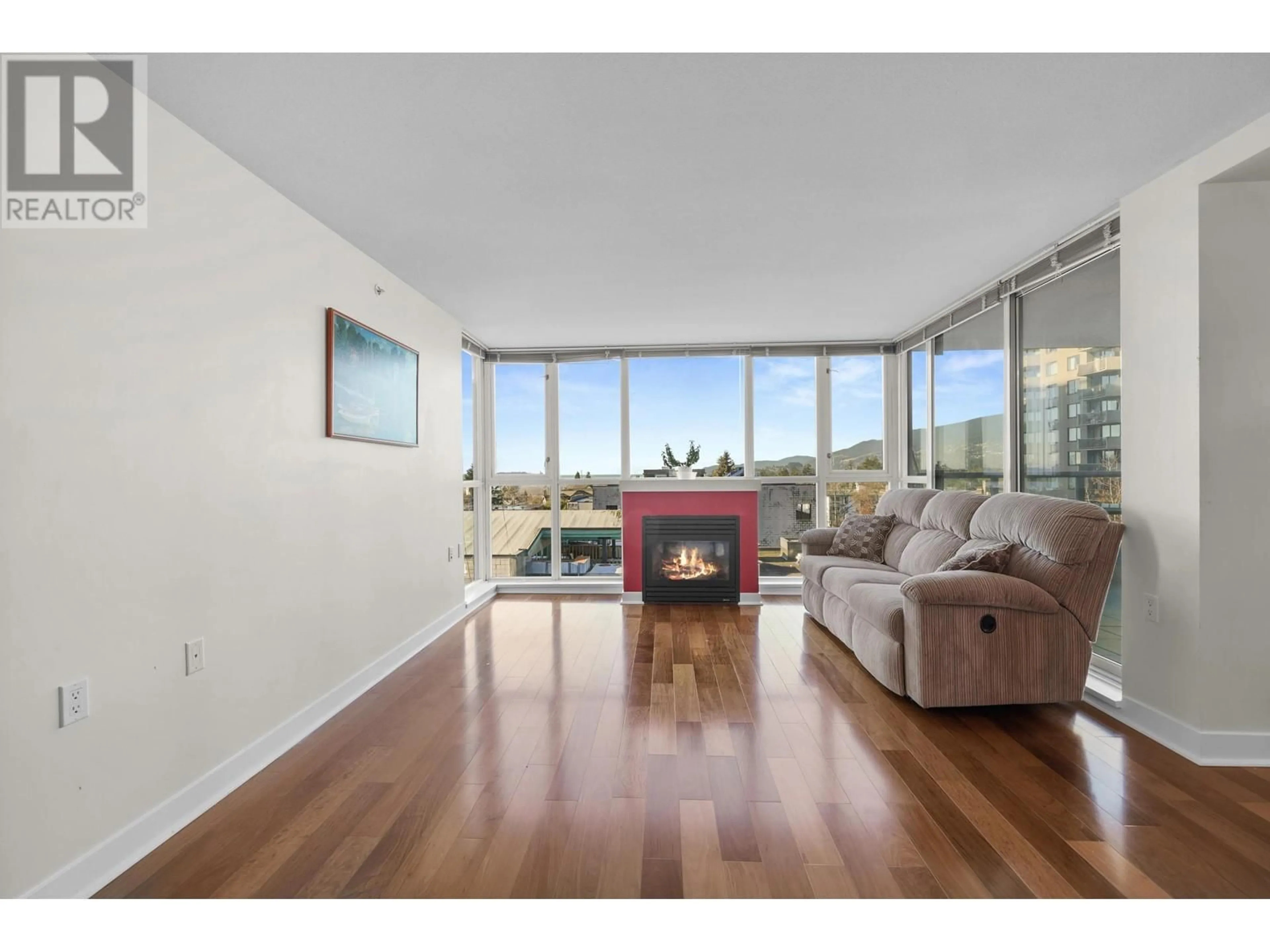 Living room with furniture, wood/laminate floor for 403 - 121 16TH STREET, North Vancouver British Columbia V7M3P4
