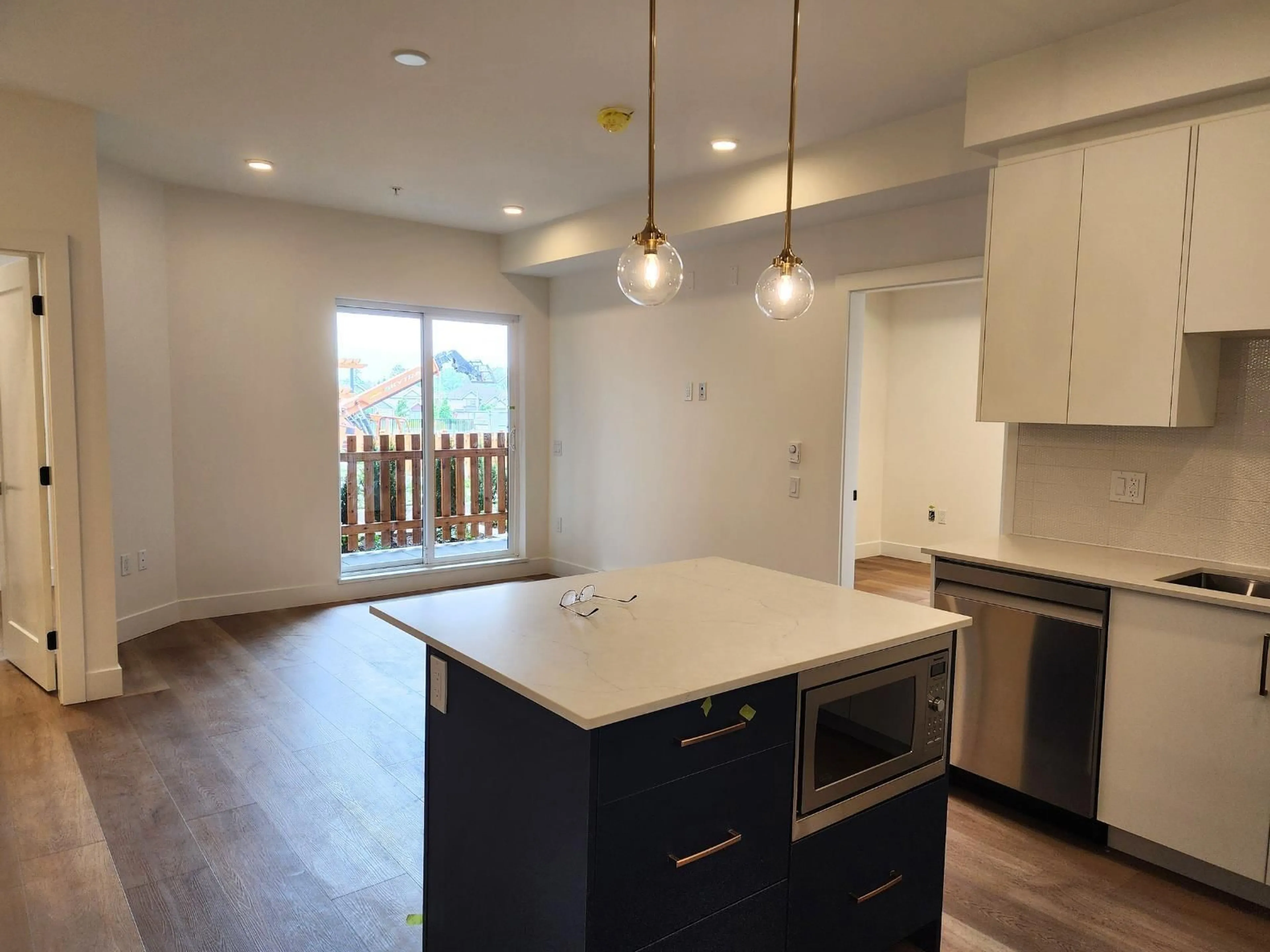 Open concept kitchen, wood/laminate floor for 101 - 20286 72B, Langley British Columbia V0V0V0
