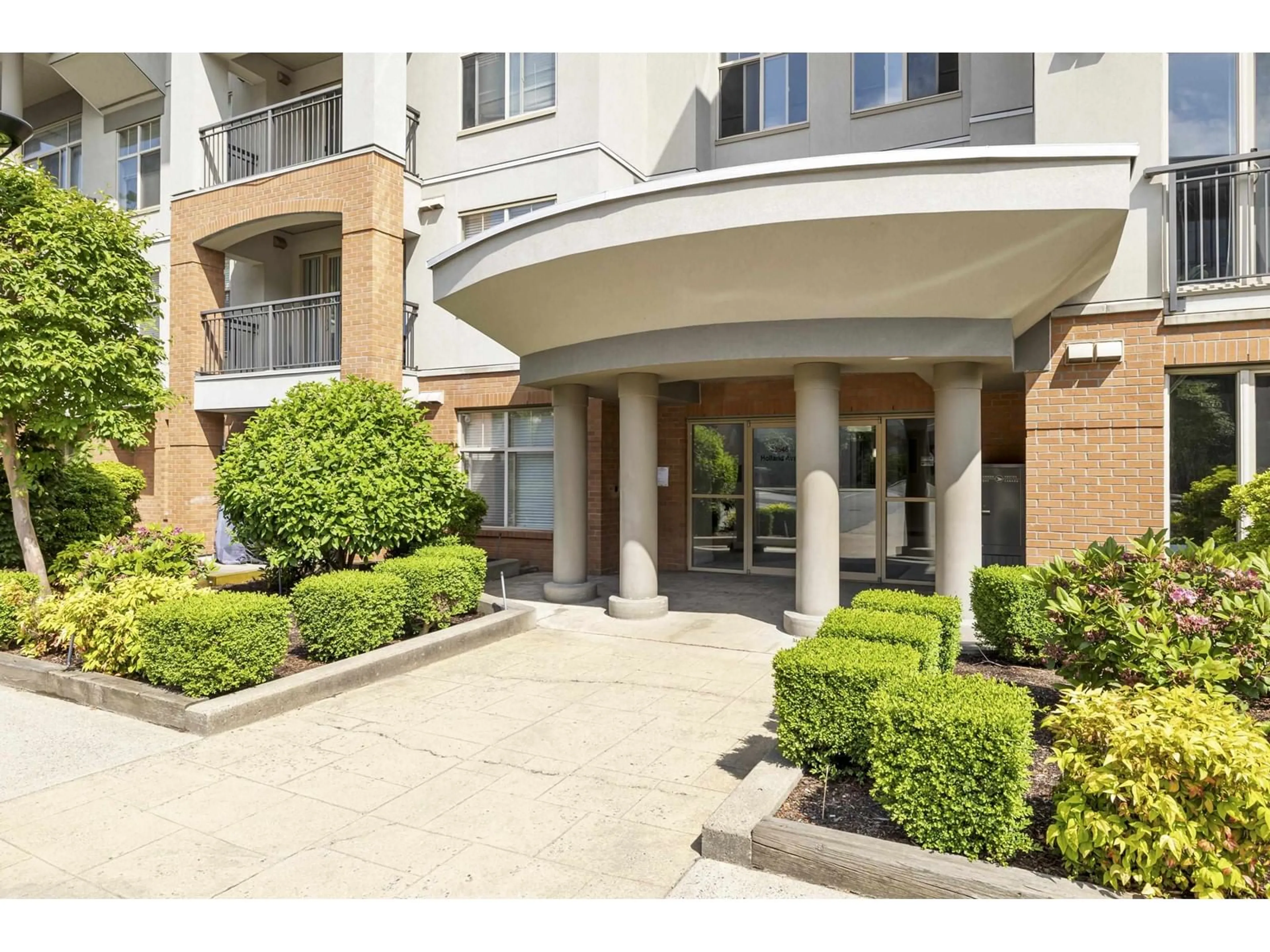 Indoor foyer for 406 - 33546 HOLLAND, Abbotsford British Columbia V2S0C1