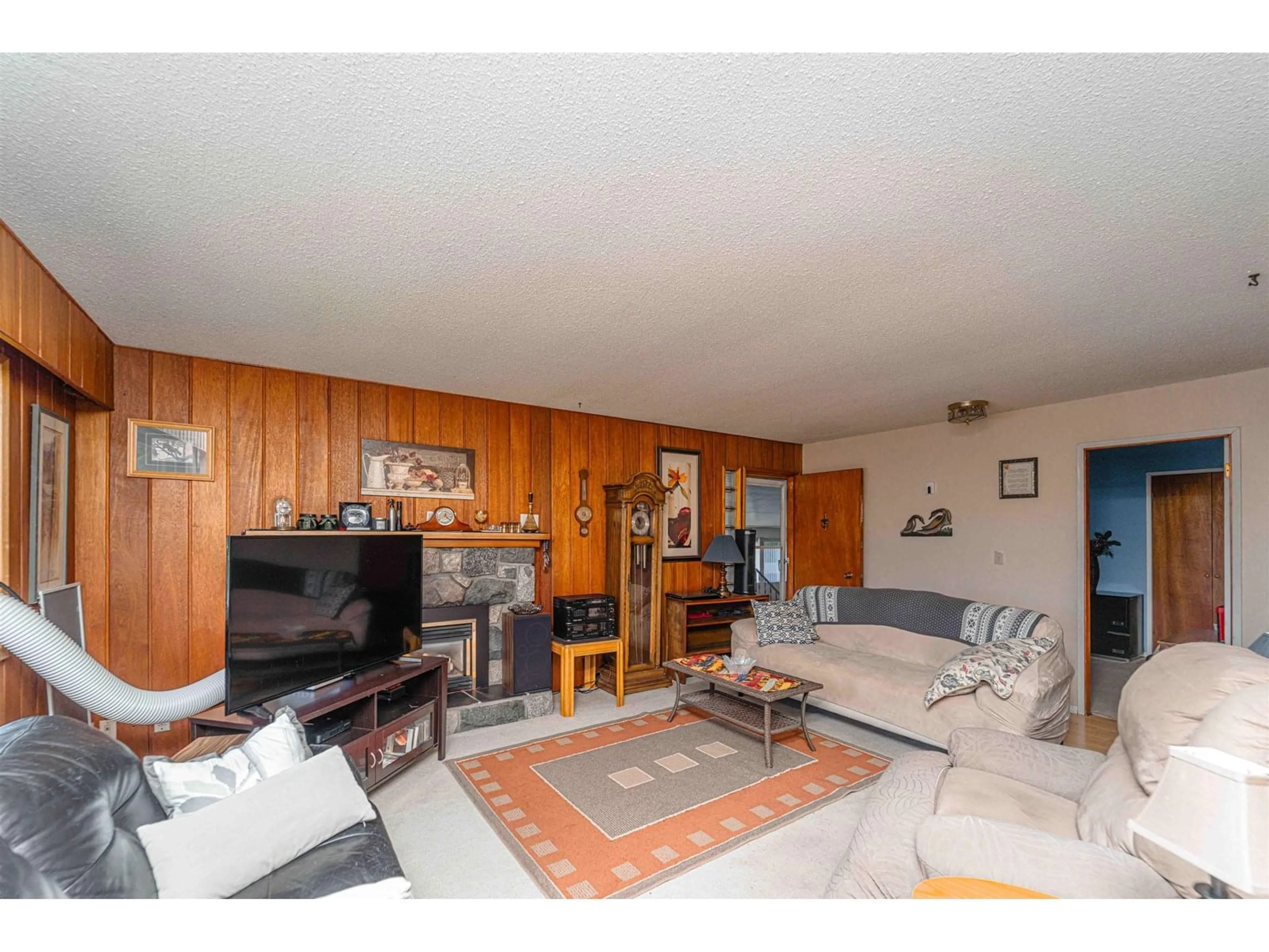 Living room with furniture, wood/laminate floor for 33460 CONWAY, Abbotsford British Columbia V2S2R6