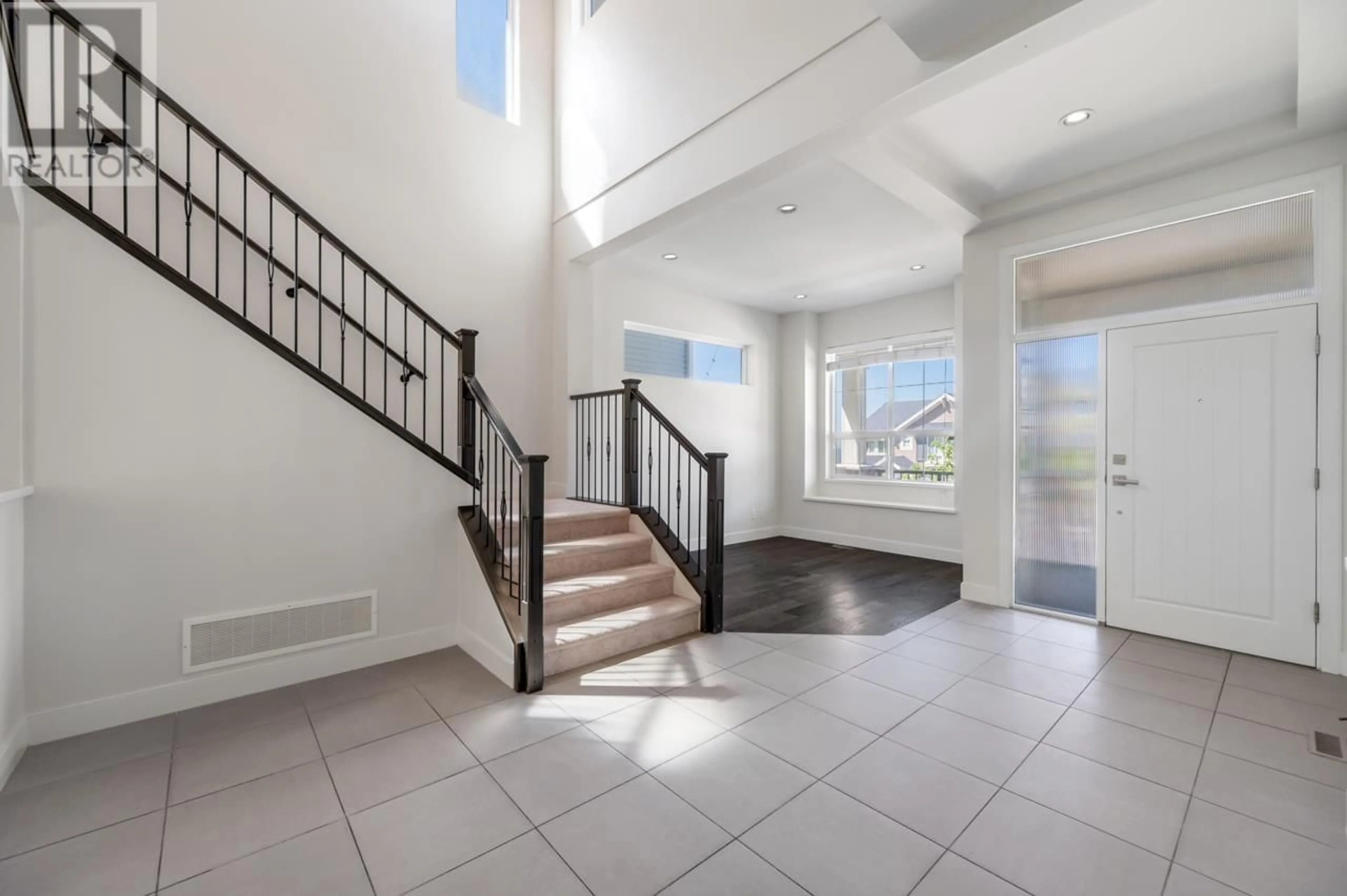 Indoor foyer for 1521 SHORE VIEW PLACE, Coquitlam British Columbia V3E0J6