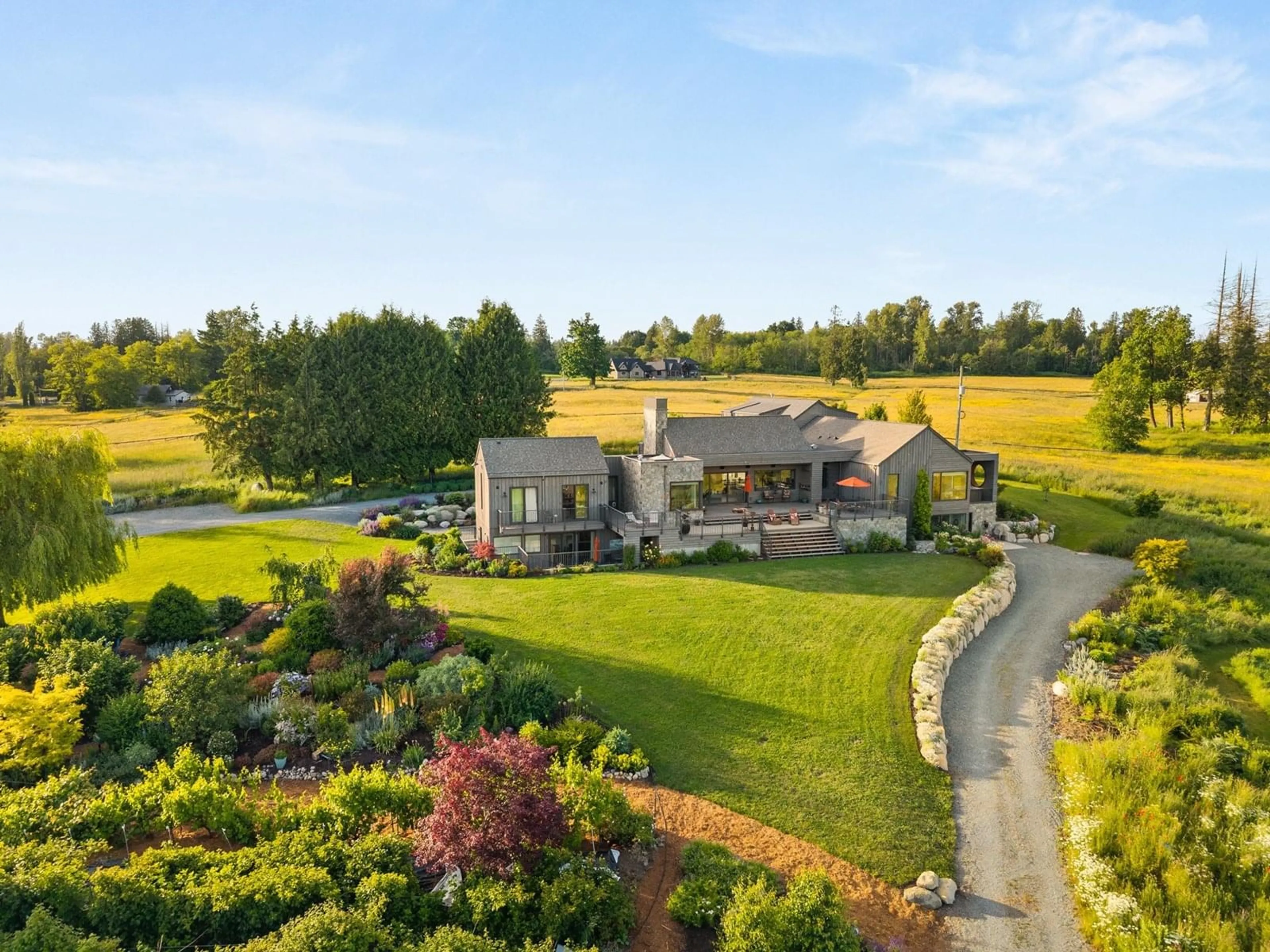 A pic from outside/outdoor area/front of a property/back of a property/a pic from drone, mountain view for 2768 256, Langley British Columbia V4W1Y4