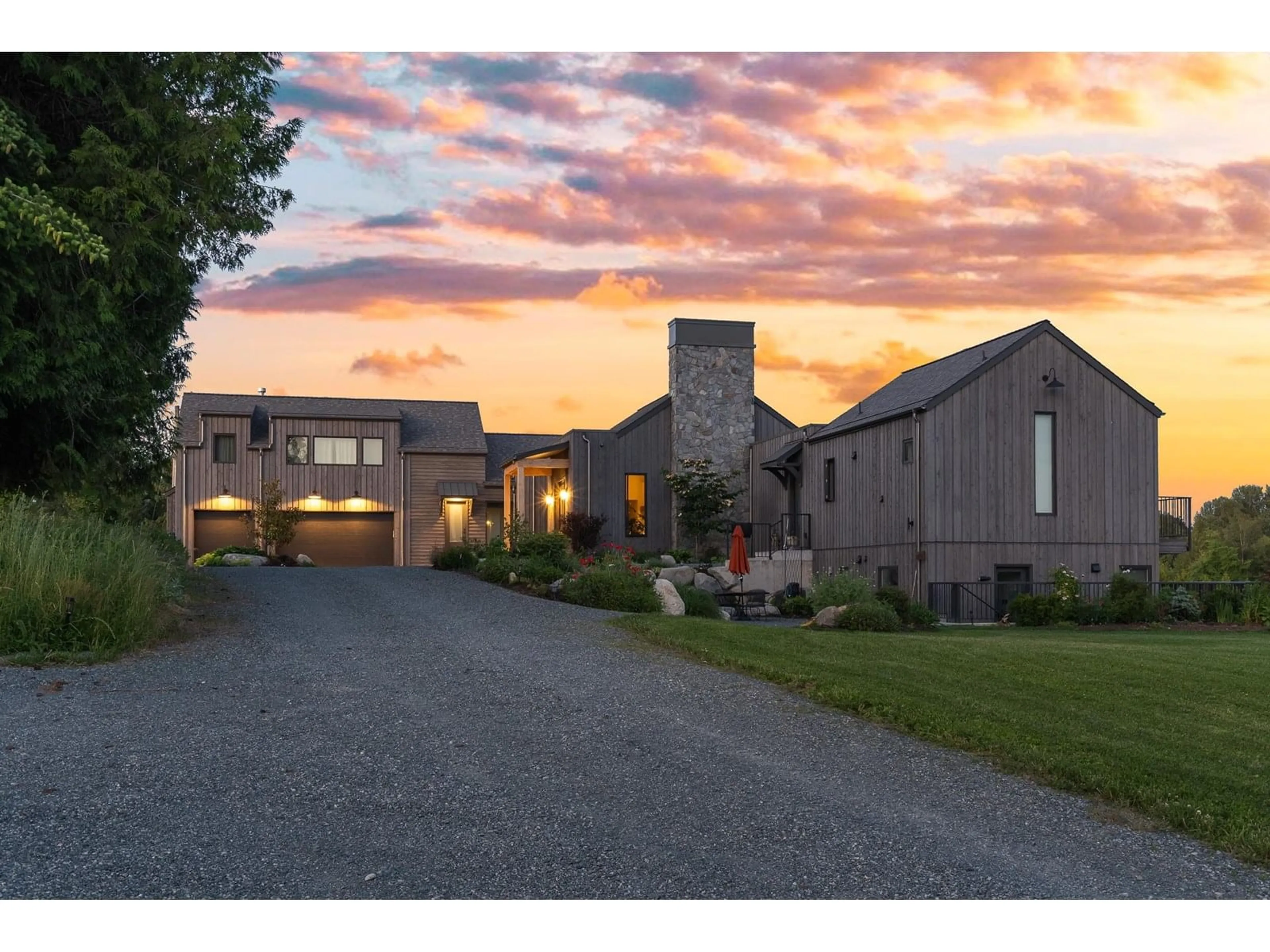 A pic from outside/outdoor area/front of a property/back of a property/a pic from drone, street for 2768 256, Langley British Columbia V4W1Y4