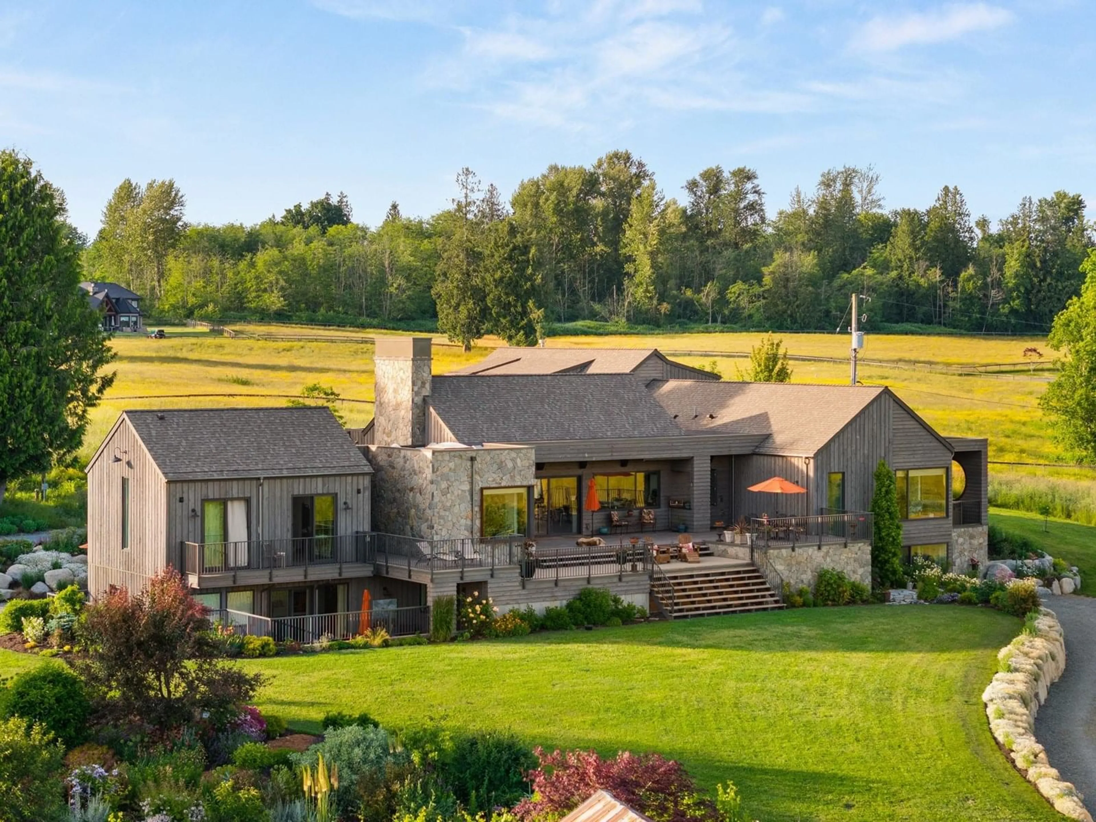 A pic from outside/outdoor area/front of a property/back of a property/a pic from drone, mountain view for 2768 256, Langley British Columbia V4W1Y4