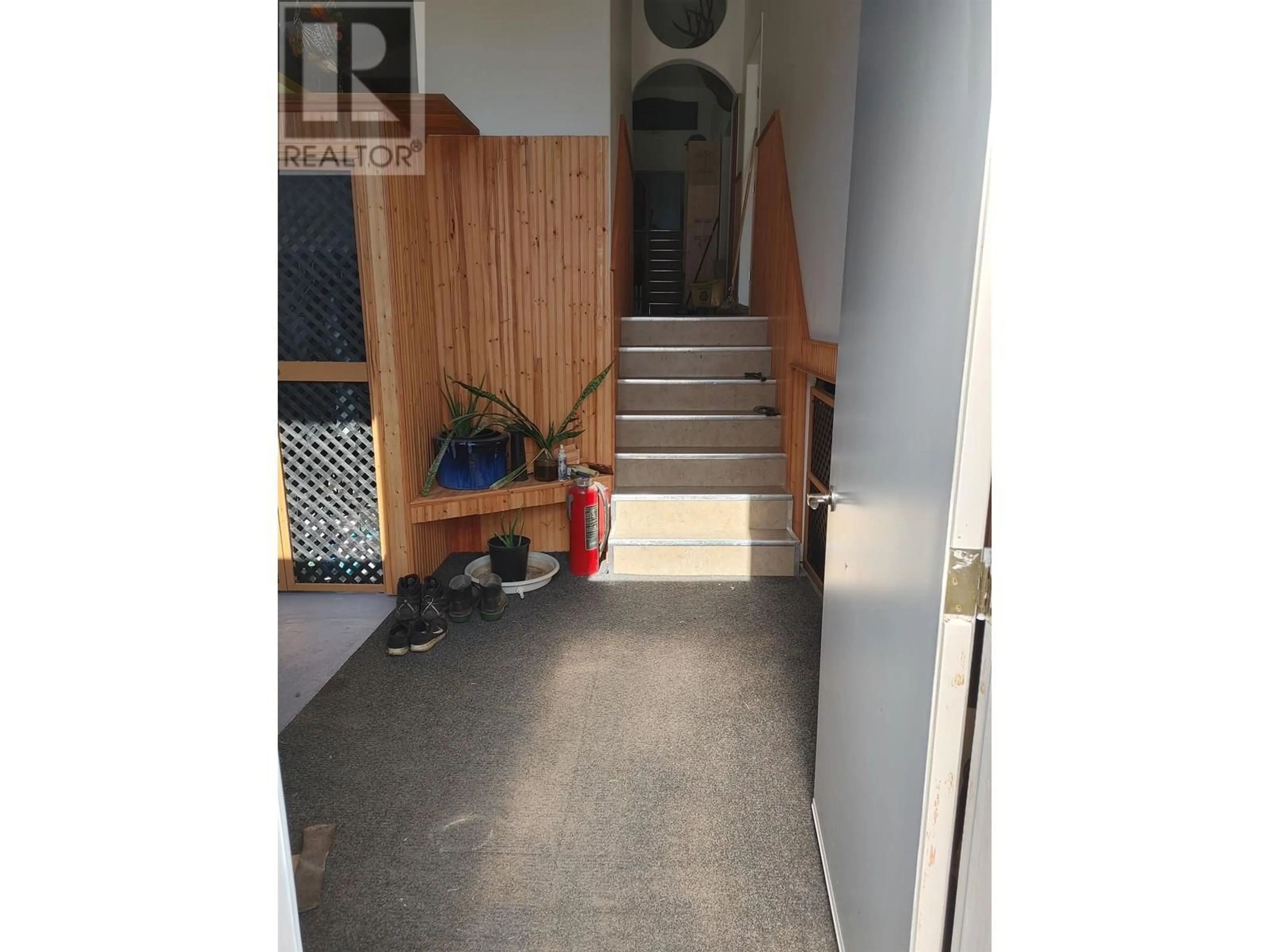 Indoor foyer for 7814 LITTLE FORT 24 HIGHWAY, Lone Butte British Columbia V0K1X2