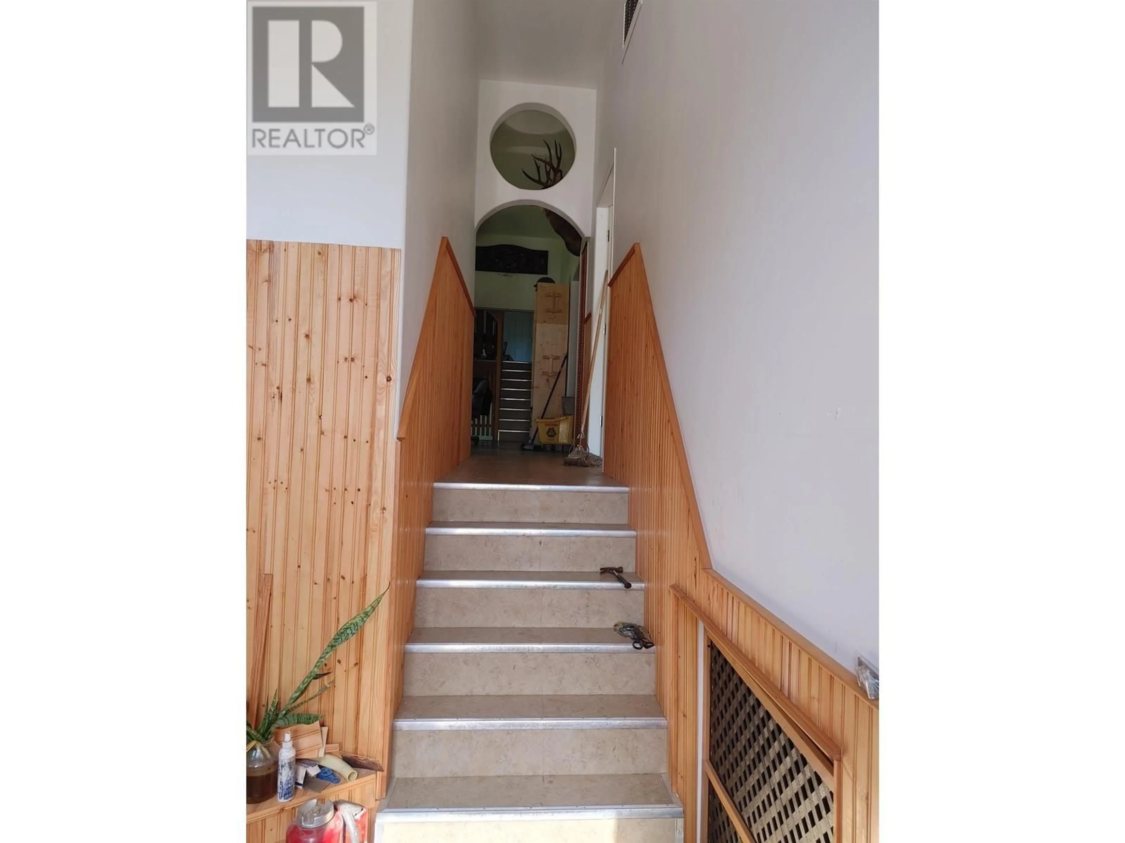 Indoor foyer for 7814 LITTLE FORT 24 HIGHWAY, Lone Butte British Columbia V0K1X2