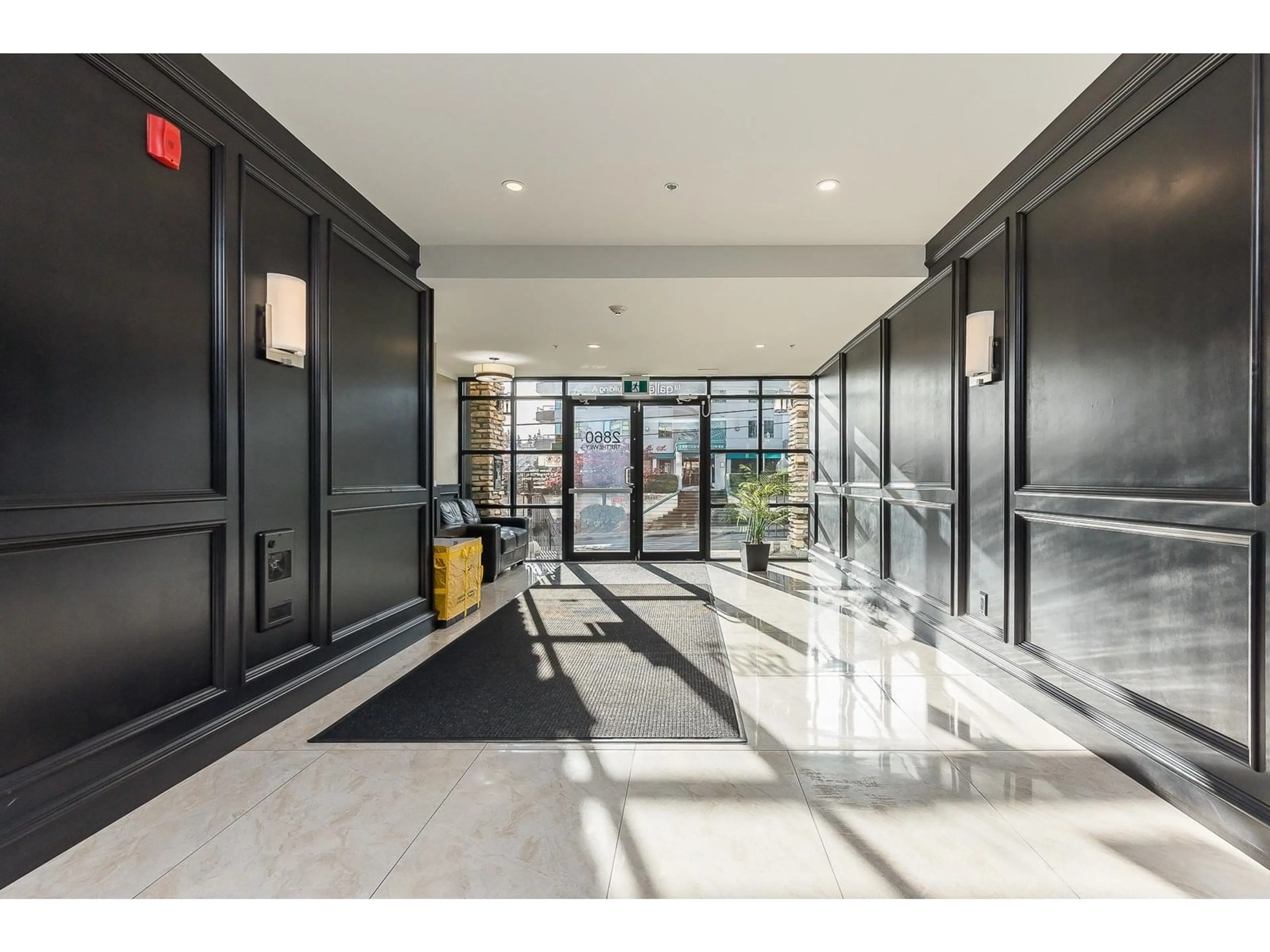 Indoor foyer for 122 - 2860 TRETHEWEY, Abbotsford British Columbia V2T0G5